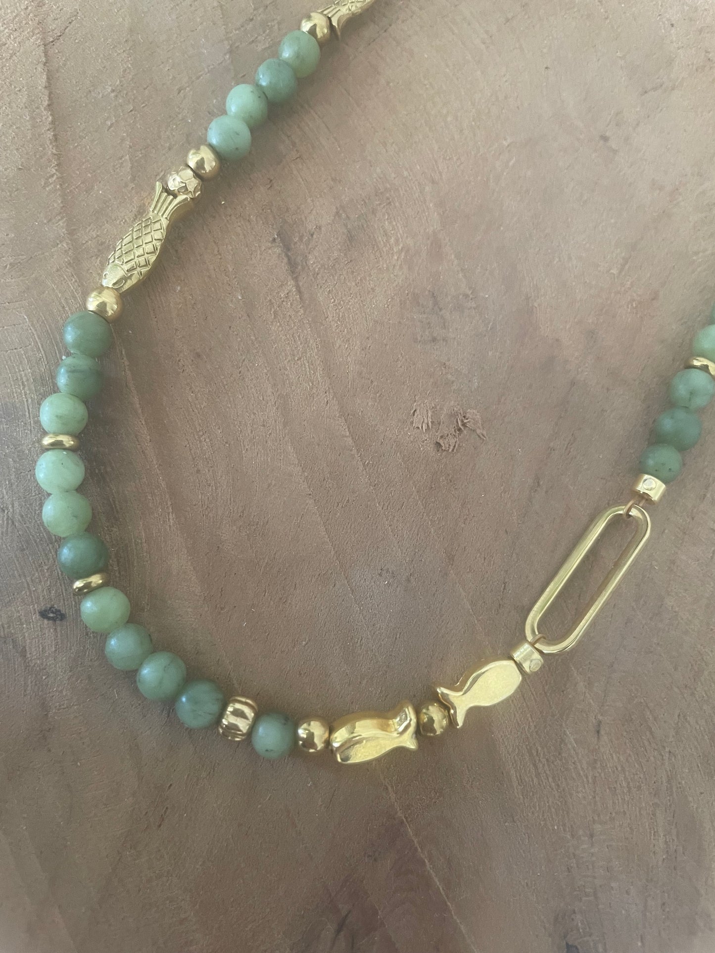 Collier court - ras de cou le poisson Jeanne en pierre naturelle jaspe vert et doré