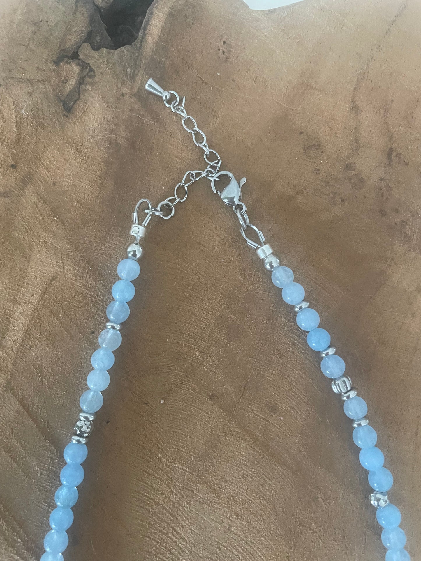 Collier court - ras de cou le poisson Jeanne en pierre naturelle jade bleu et argenté