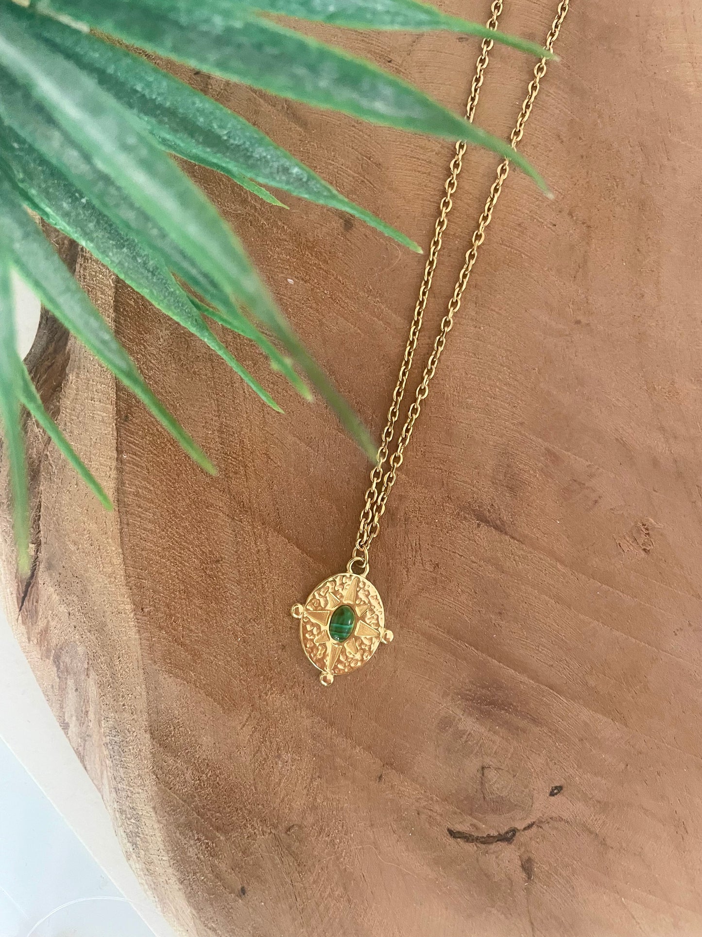 Collier court doré et médaillon serti de malachite