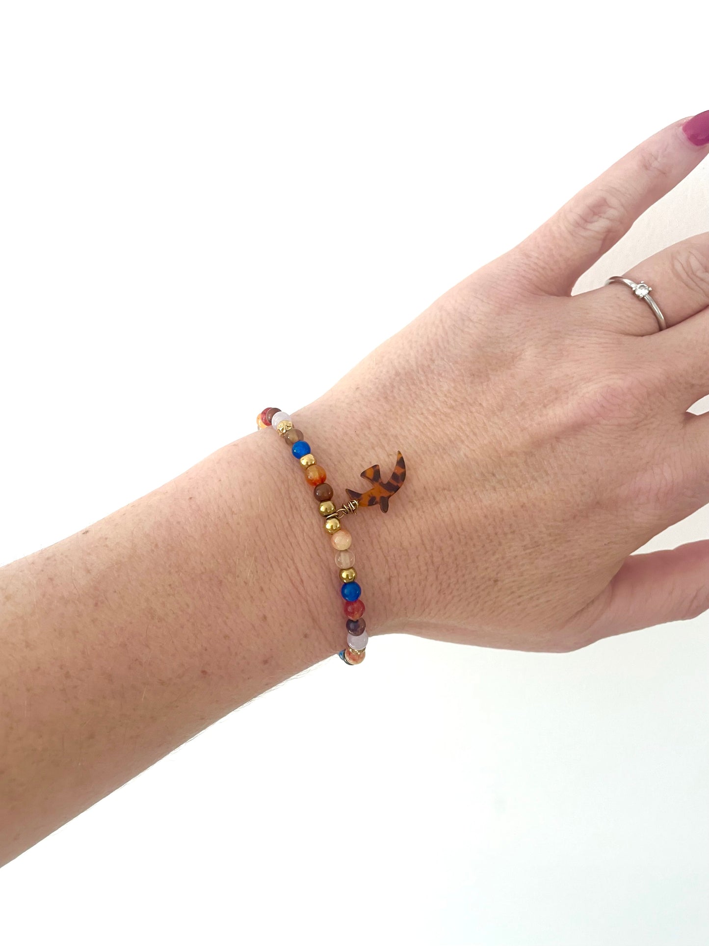 Bracelet thème LIBERTÉ doré breloque oiseau léopard et pierres naturelles orange-marron-bleu