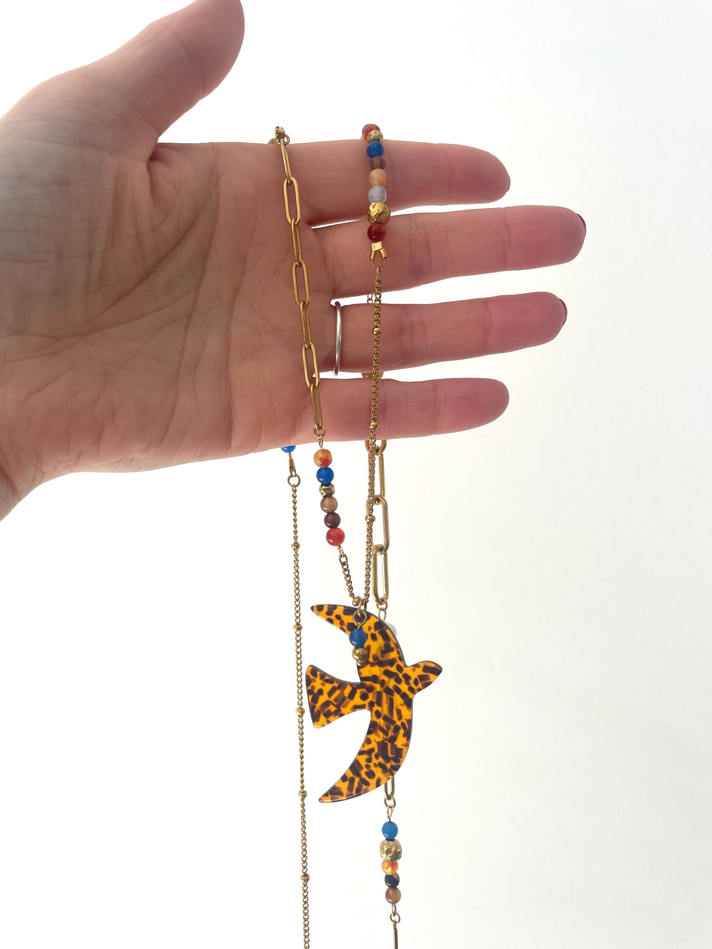 Zoom sautoir liberté léopard gros pendentif oiseau tons bleu marron