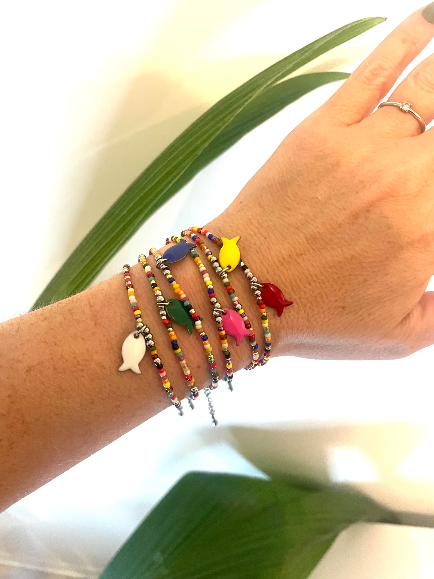 Porté bracelets colorés poisson résine version argent original fait main france