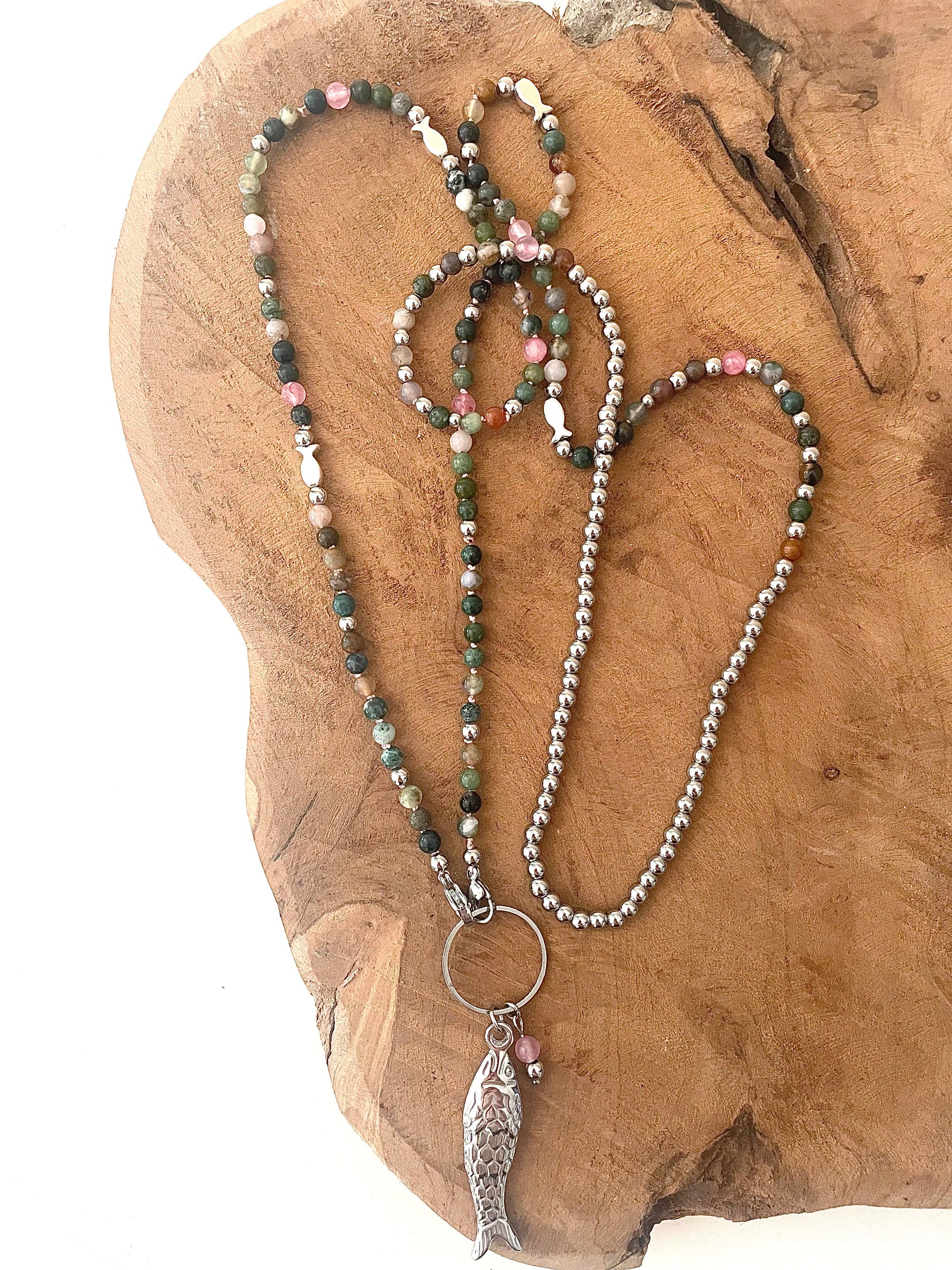 Collier sautoir Jacqueline poisson argenté pierres naturelles rose vert vue entière