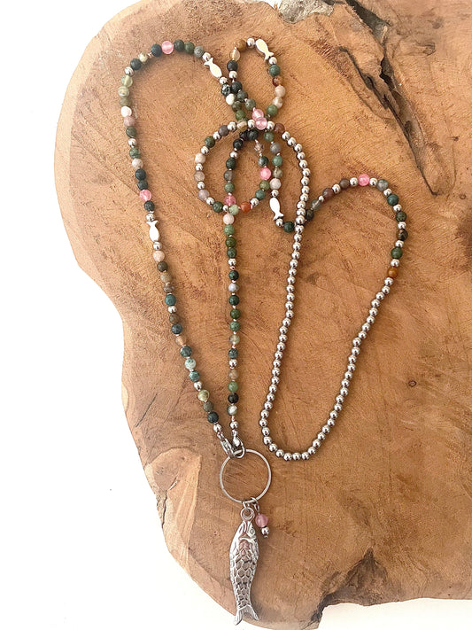 Collier sautoir Jacqueline poisson argenté pierres naturelles rose vert vue entière
