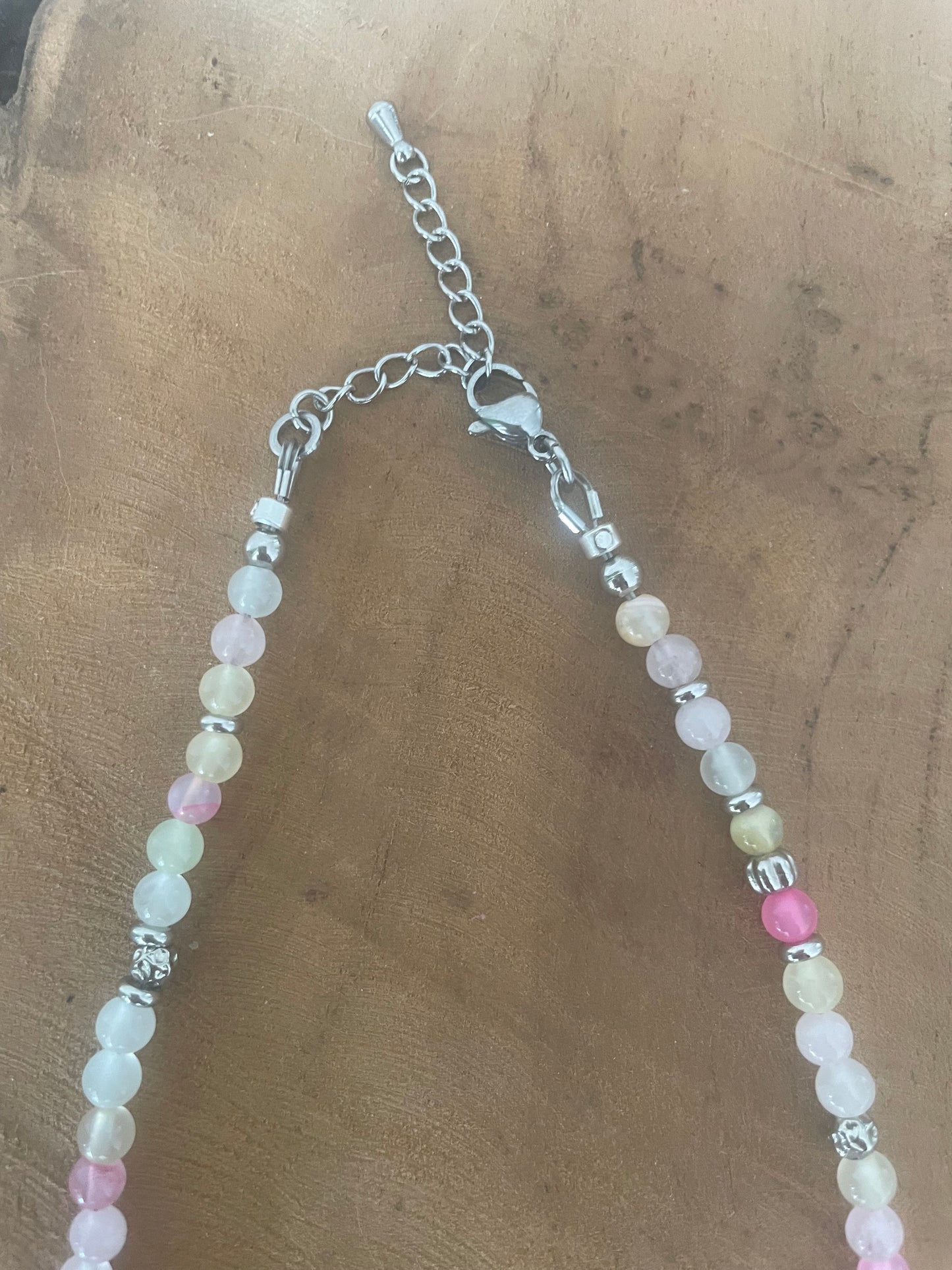 Collier court - ras de cou le poisson Jeanne en pierre naturelle de jade pastel et argenté