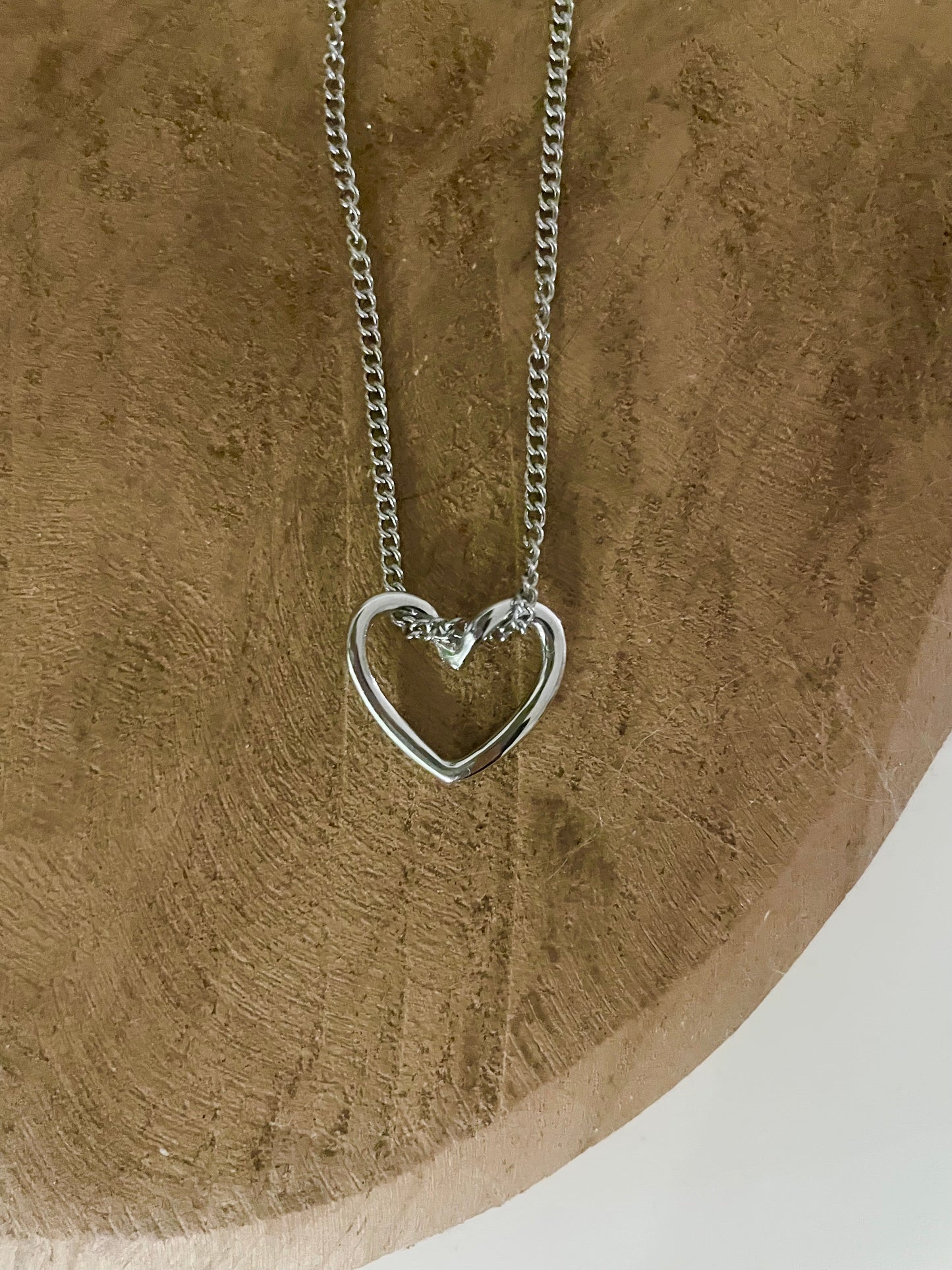 Détail zoom collier court pendentif coeur argent