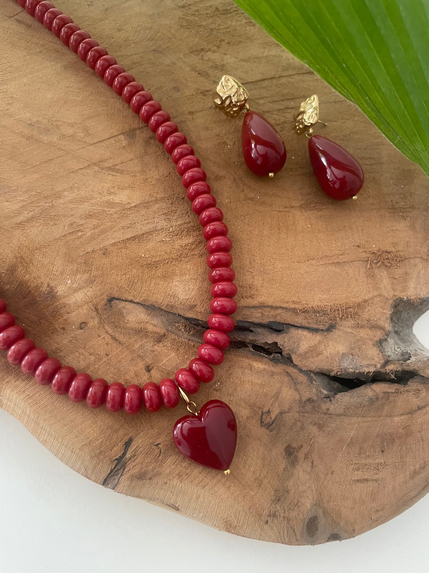 Parure boucles bordeaux gouttes résine et collier perles verre bordeaux coeur