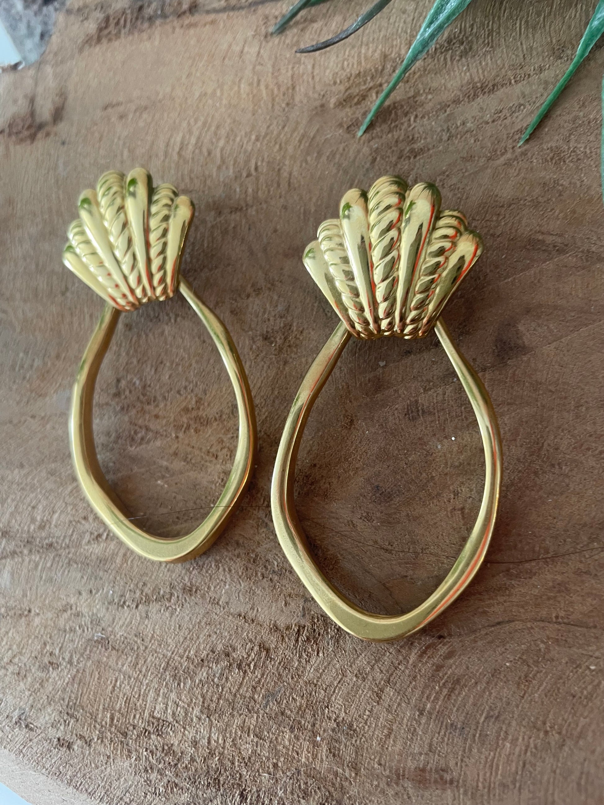 bijou oreille coquillage doré gros bijou tendance clou et pendentif asymétrique artisanat france