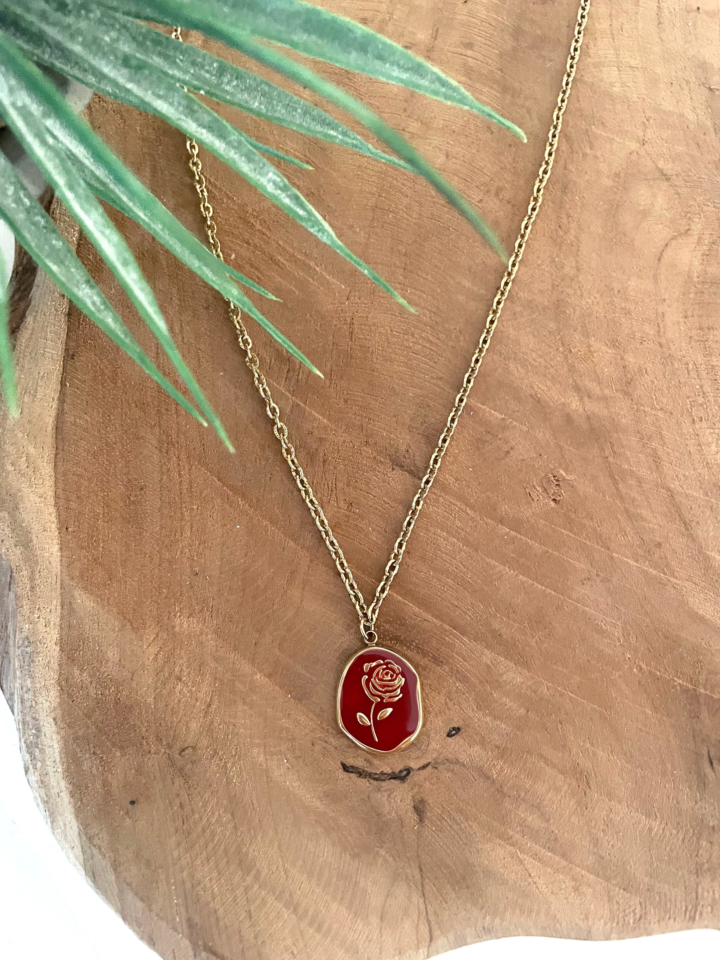 Collier court pendentif rose bordeaux et doré