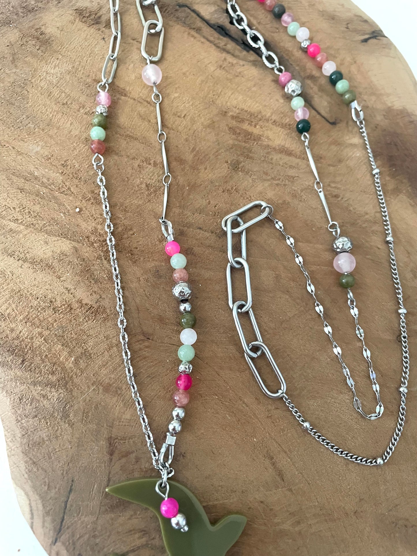 Zoom gros plan sautoir liberté argent quartz rose vert pendentif oiseau kaki