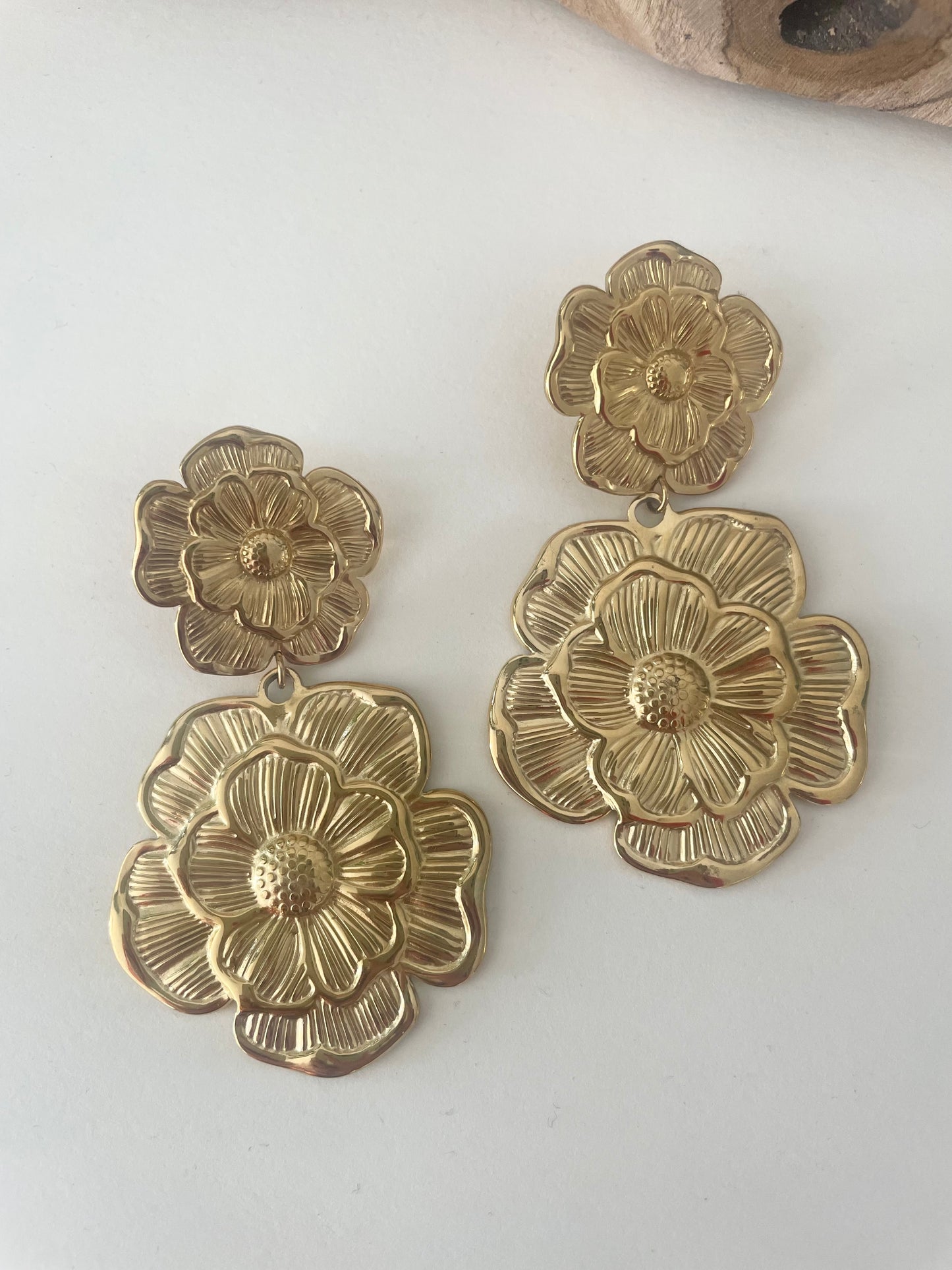 Boucles gros bijou doré fleuri doré acier inoxydable sur fond blanc