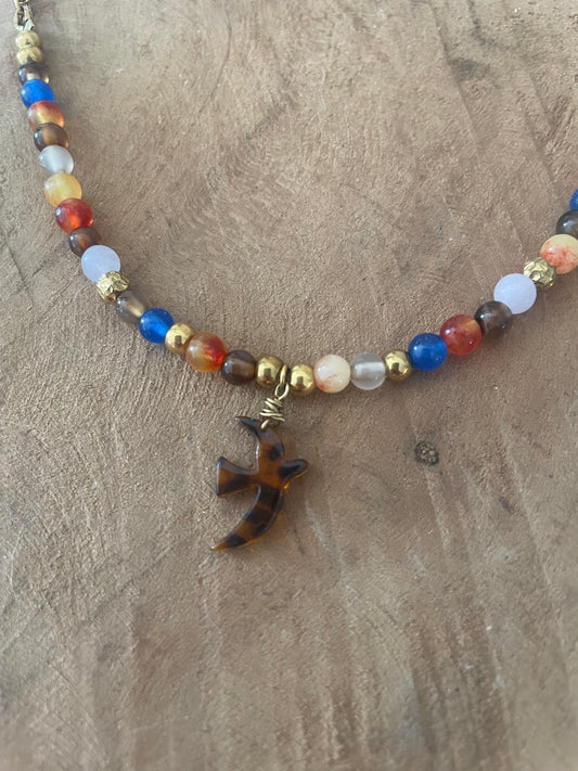 Bracelet thème LIBERTÉ doré breloque oiseau léopard et pierres naturelles orange-marron-bleu