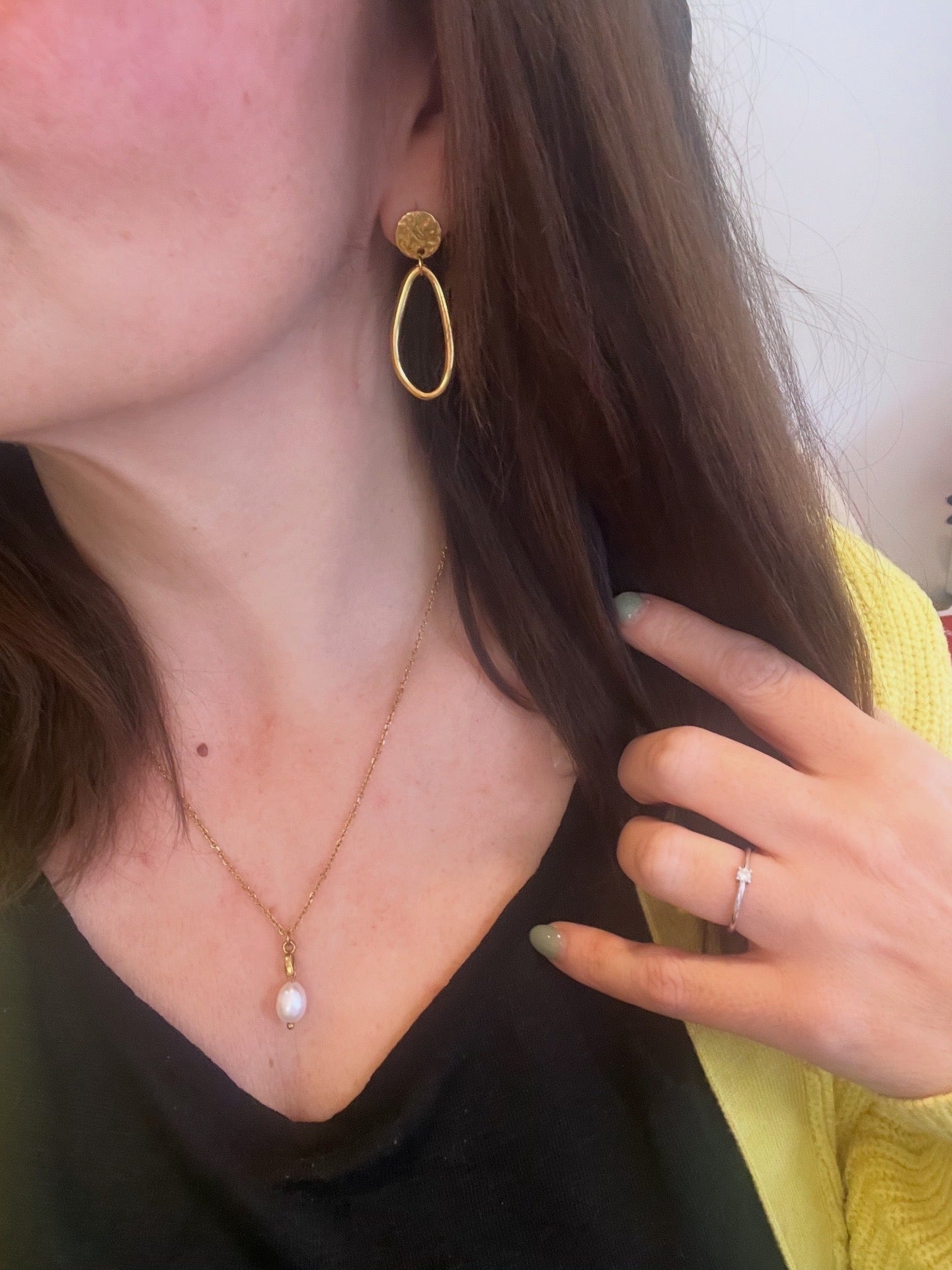 Porté boucles oreilles clou martelé doré et pendants asymétriques