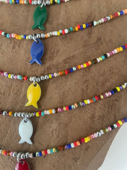 Gros plan breloques poisson argent et perles miyuki