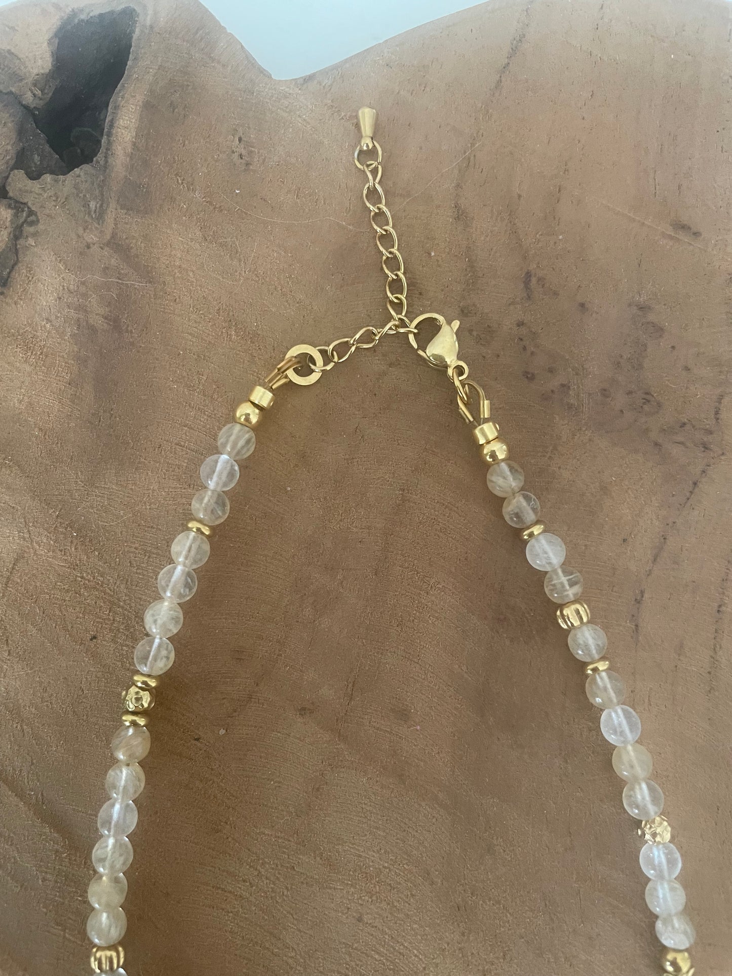 Collier court - ras de cou le poisson Jeanne en pierre naturelle quartz transparent jaune et doré