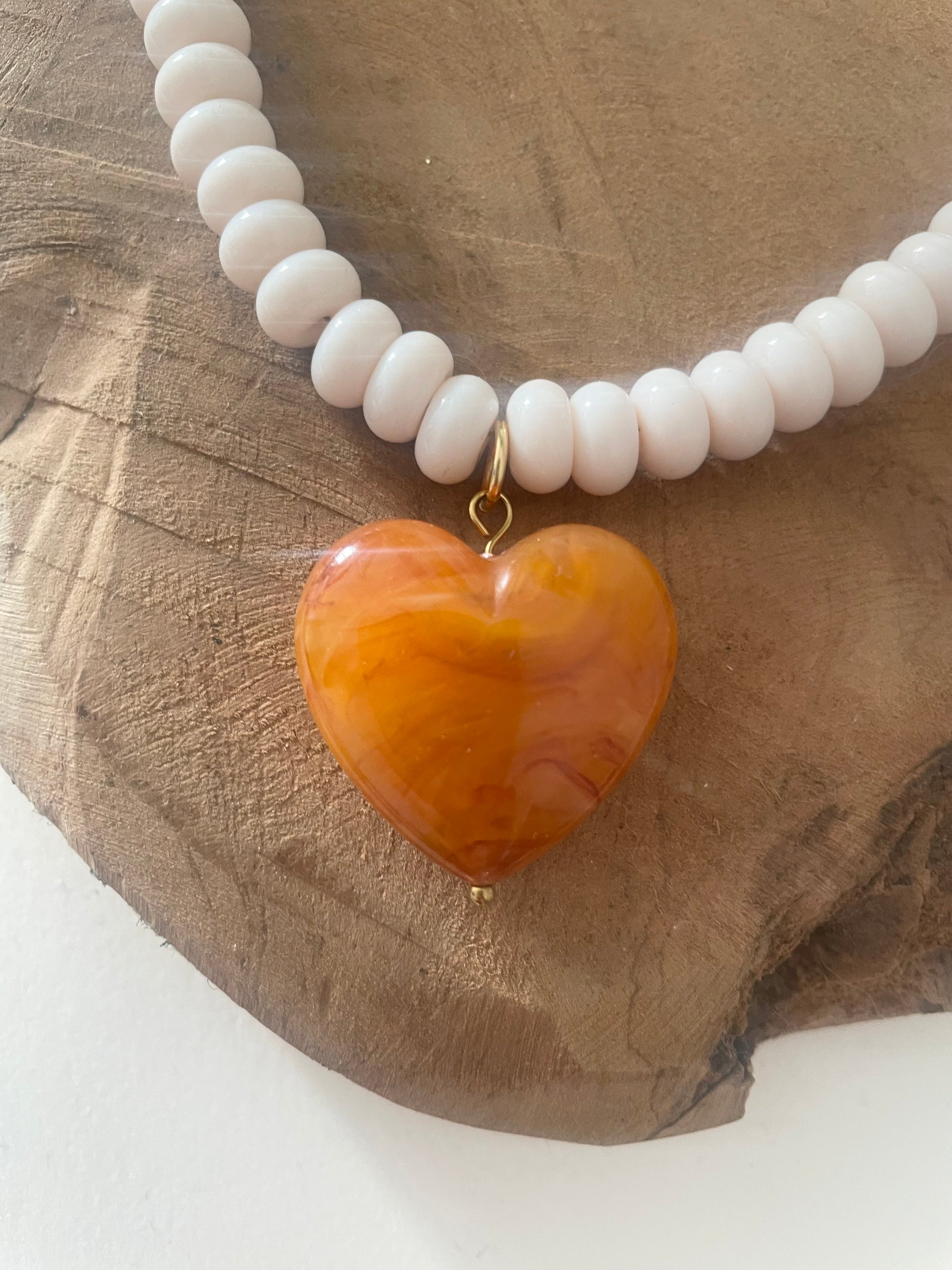 Détail pendentif coeur orange perles verre collier tendance