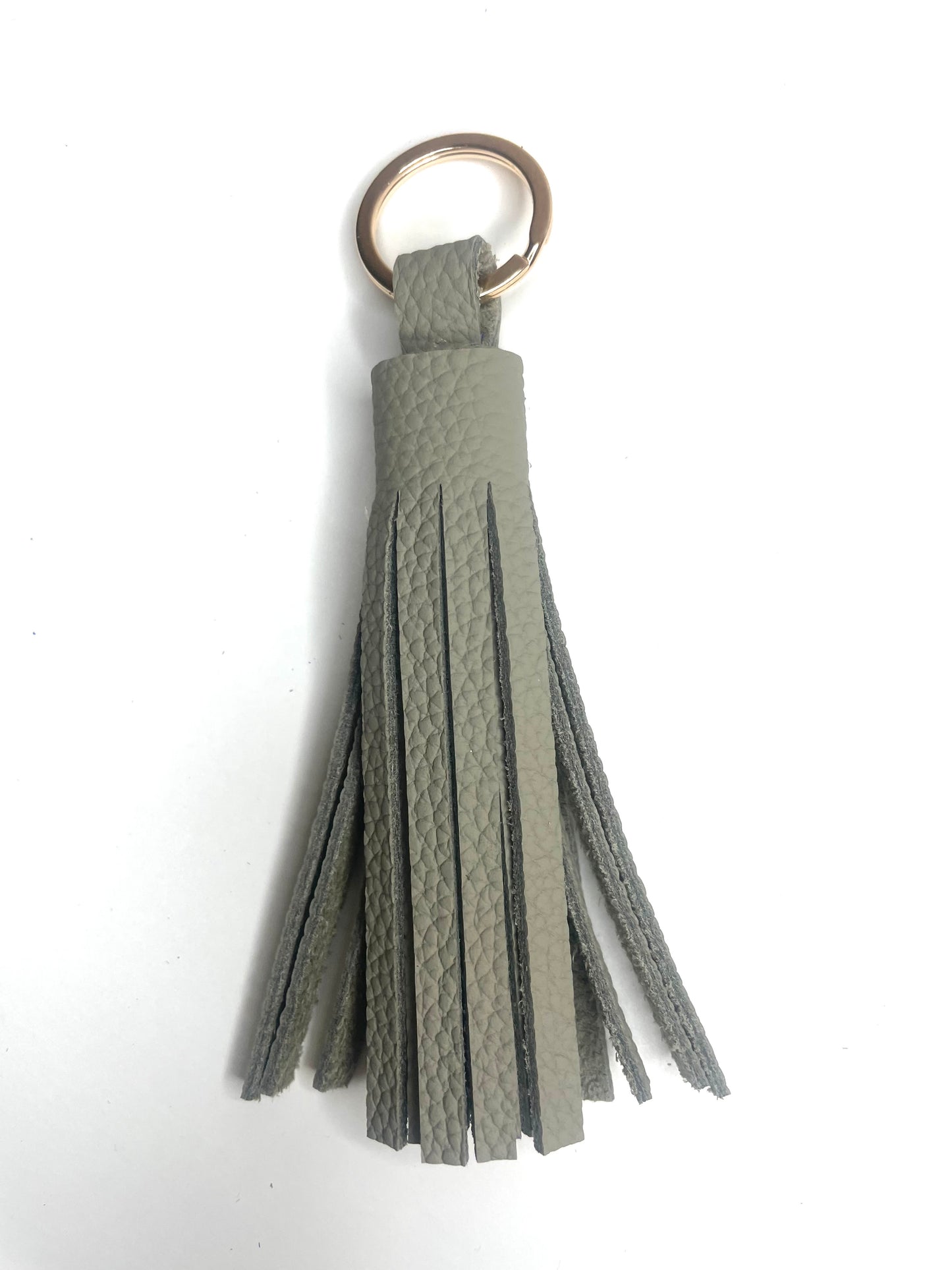 Pompon cuir CONSTANCE vert amande artisanat france