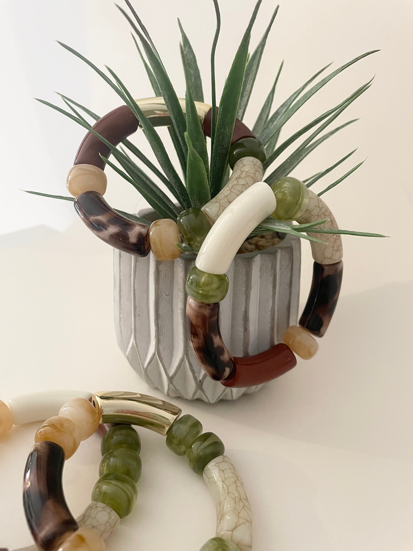 Zoom gros bracelets perles tubes élastique artisanat France