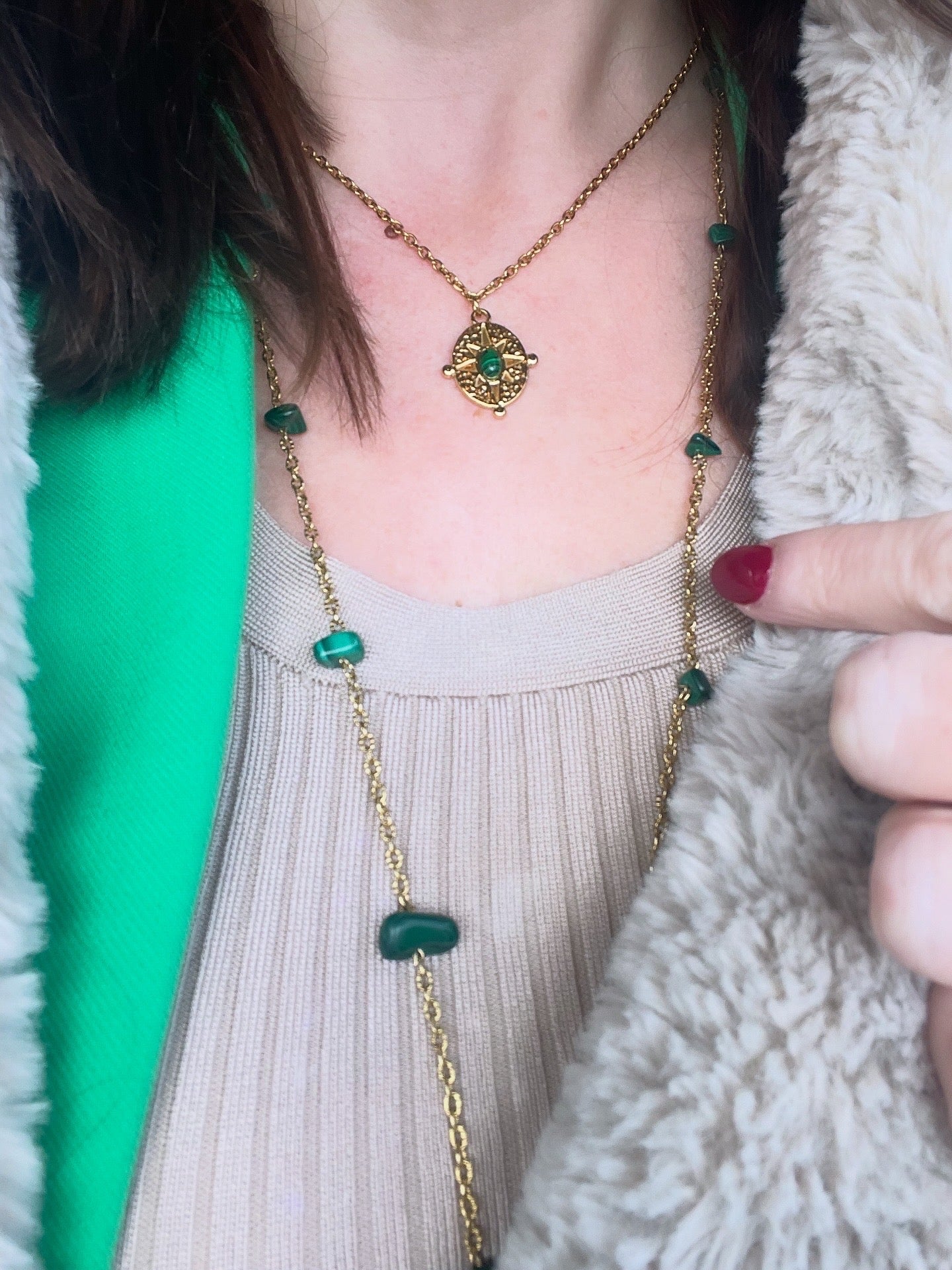 Collier court doré et médaillon serti de malachite