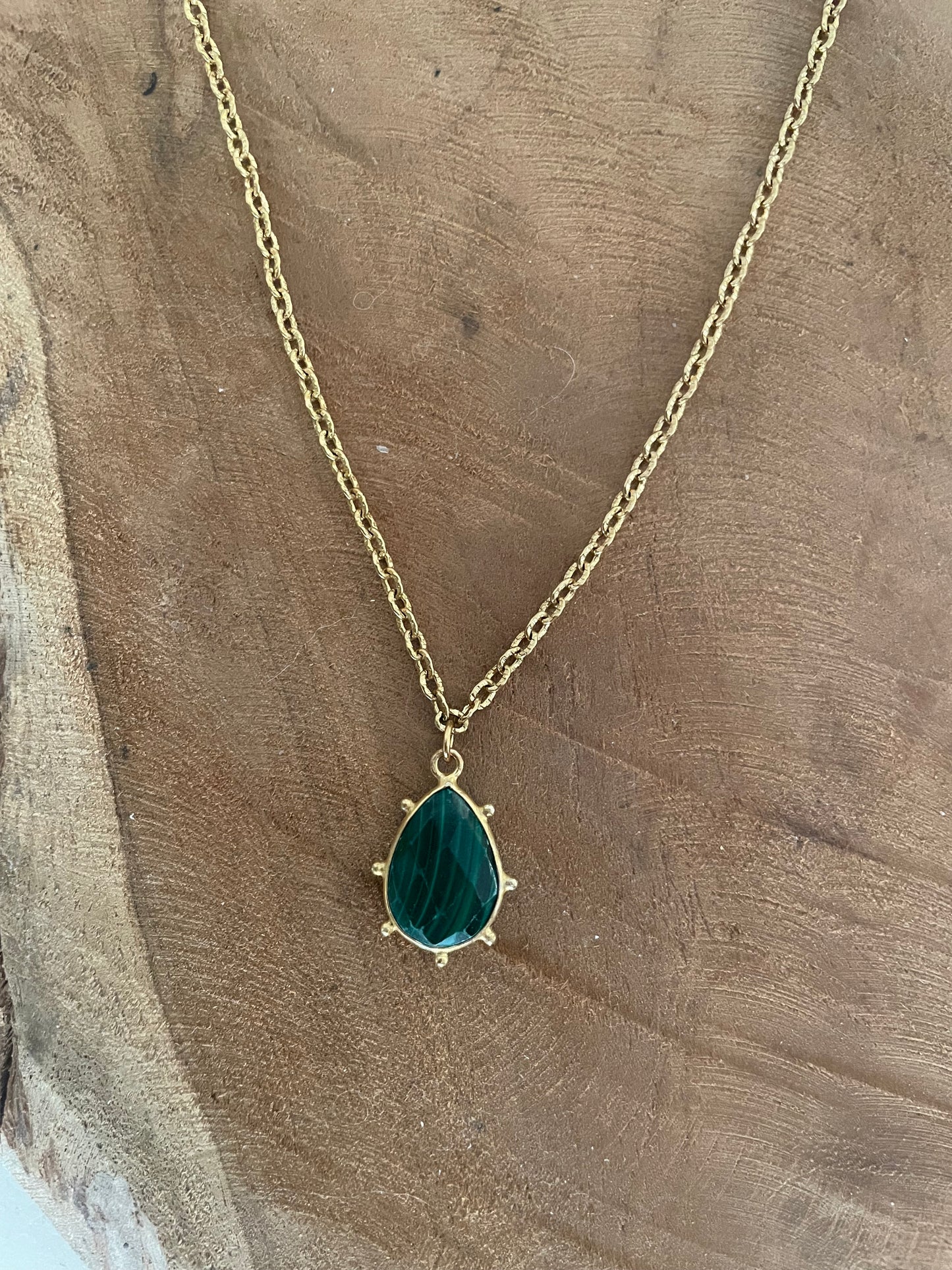 Collier doré et pendentif goutte en malachite