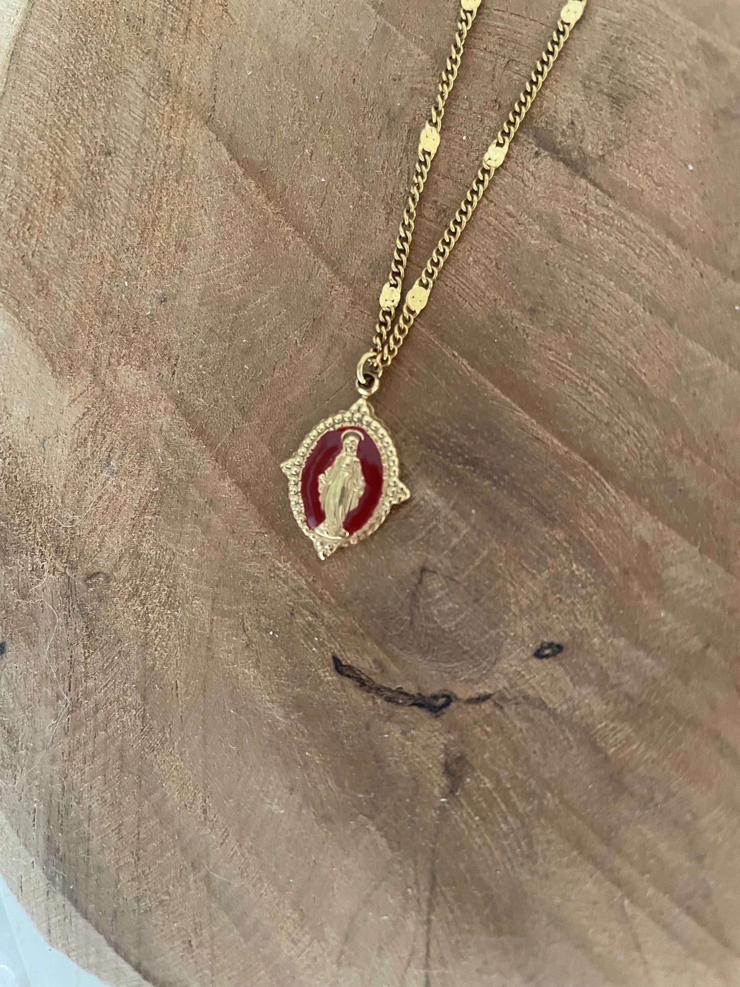 Collier court pendentif vierge Marie bordeaux et doré