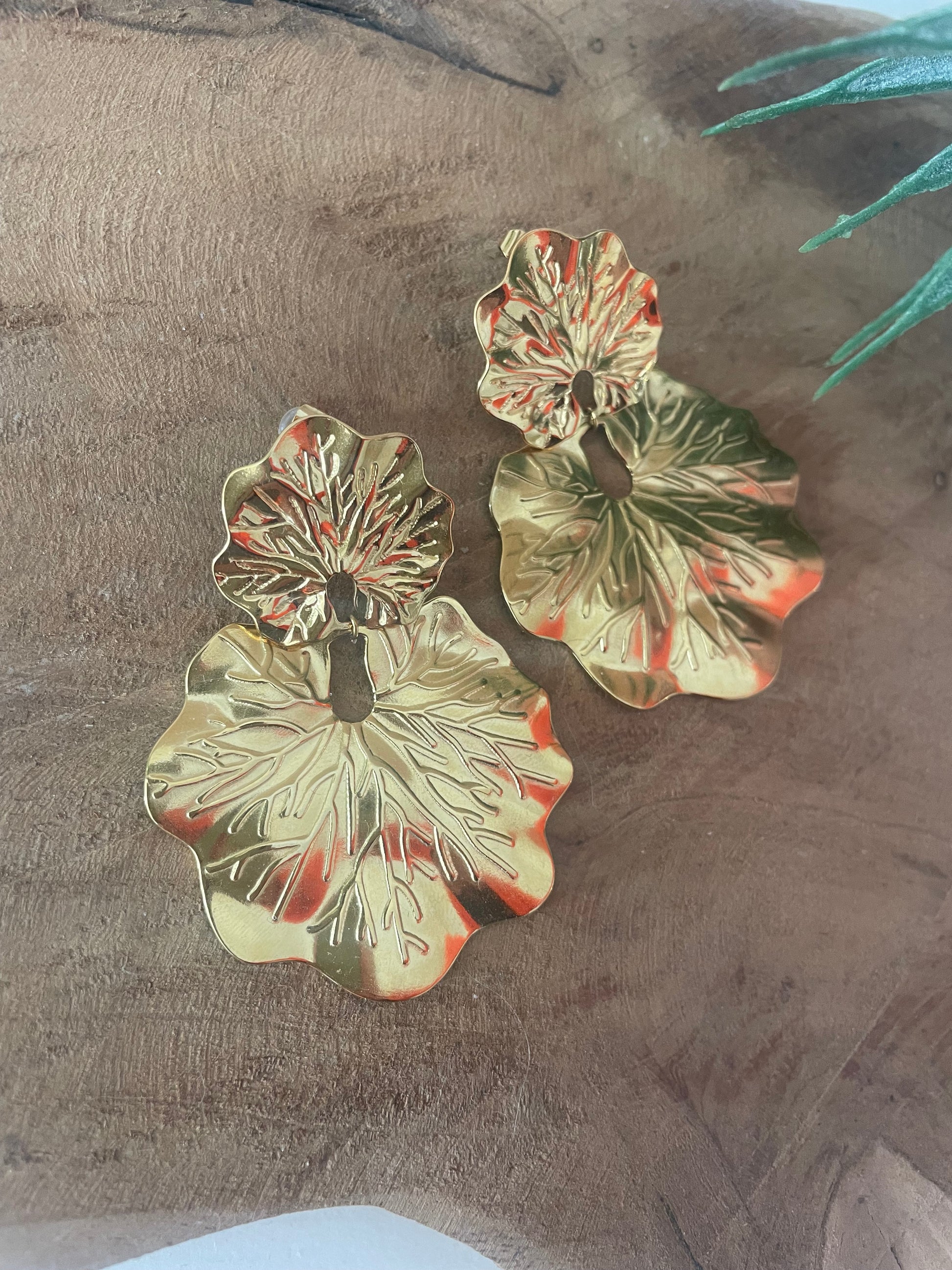 Détail zoom nervures feuilles grosses boucles dorées artisanat français