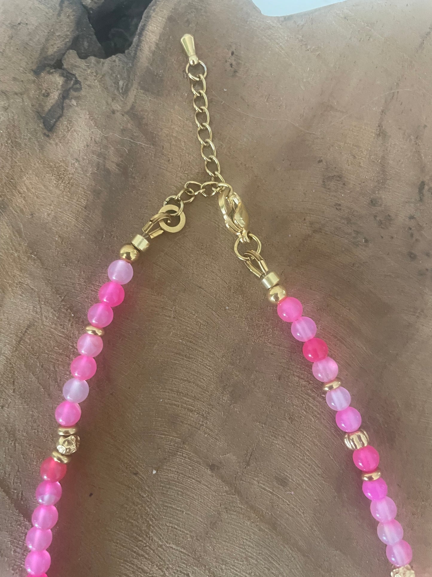 Collier court - ras de cou le poisson Jeanne en pierre naturelle agate rose vif et doré