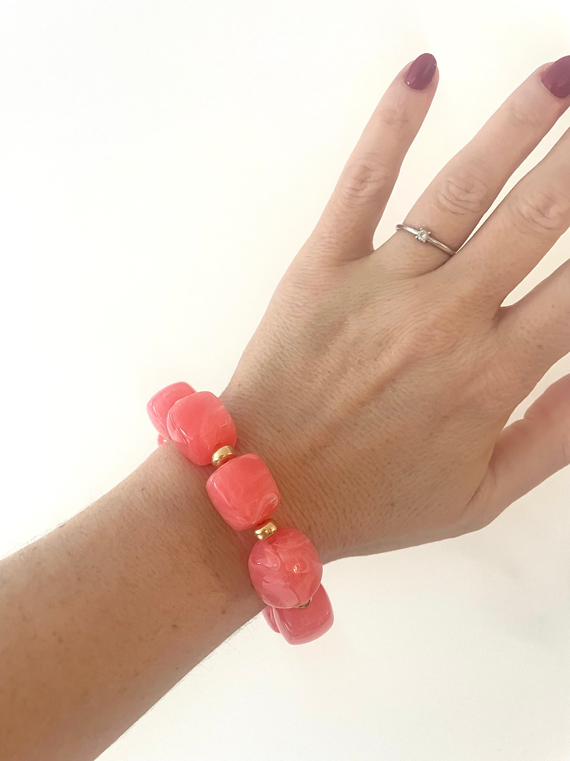 porté bracelet SOLENE corail fluo été 2026