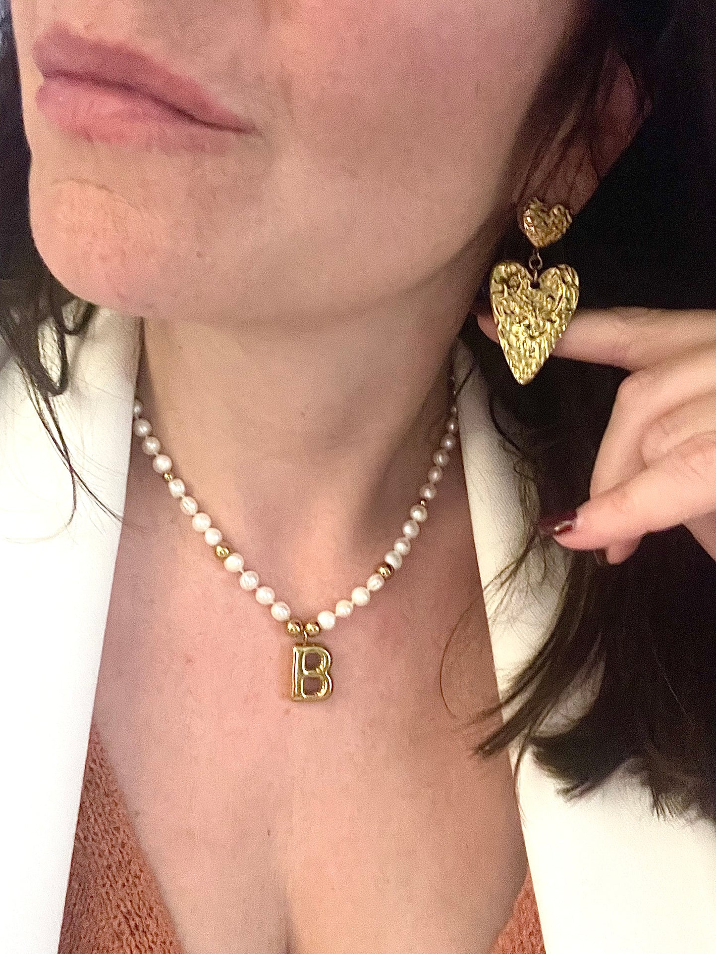 porté collier perles eau douce et pendentif B acier inox doré