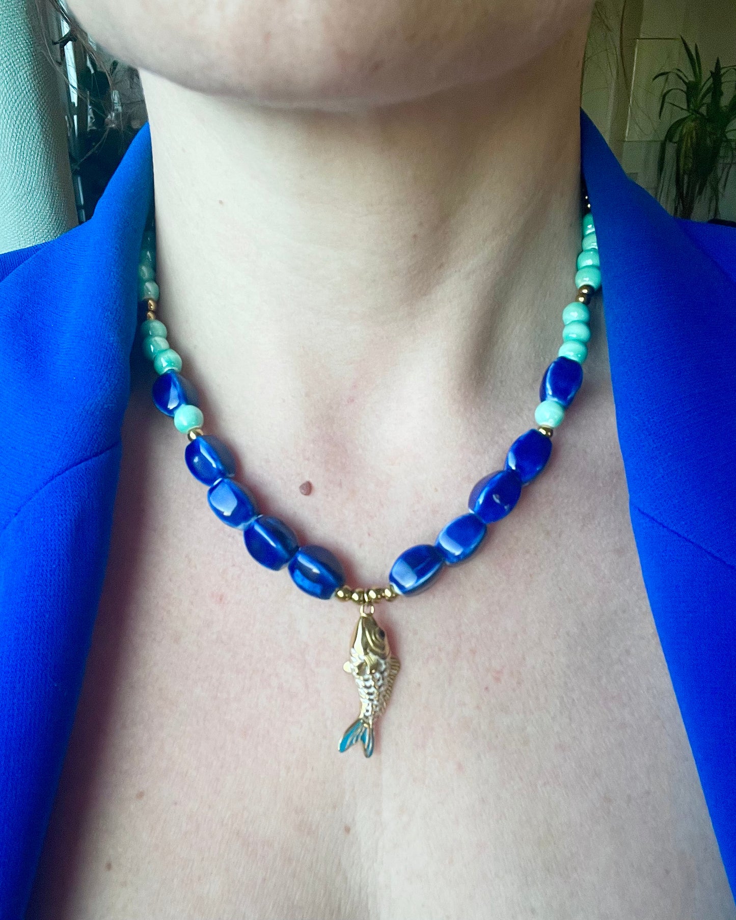 Détail zoom collier fait main bleu marin pendentif poisson travaillé