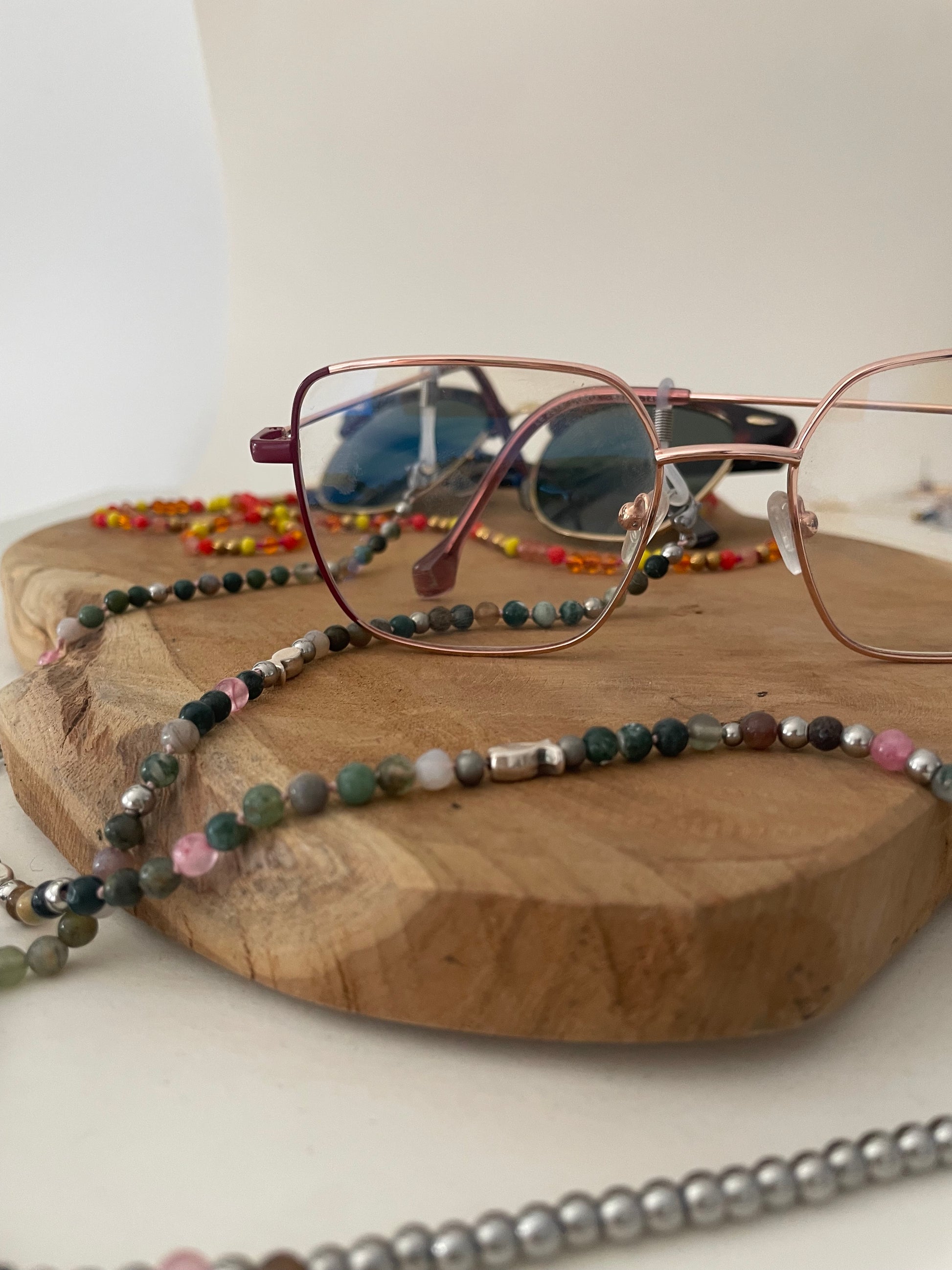 Zoom version chaîne lunettes pierre naturelle tons roses verts artisanat
