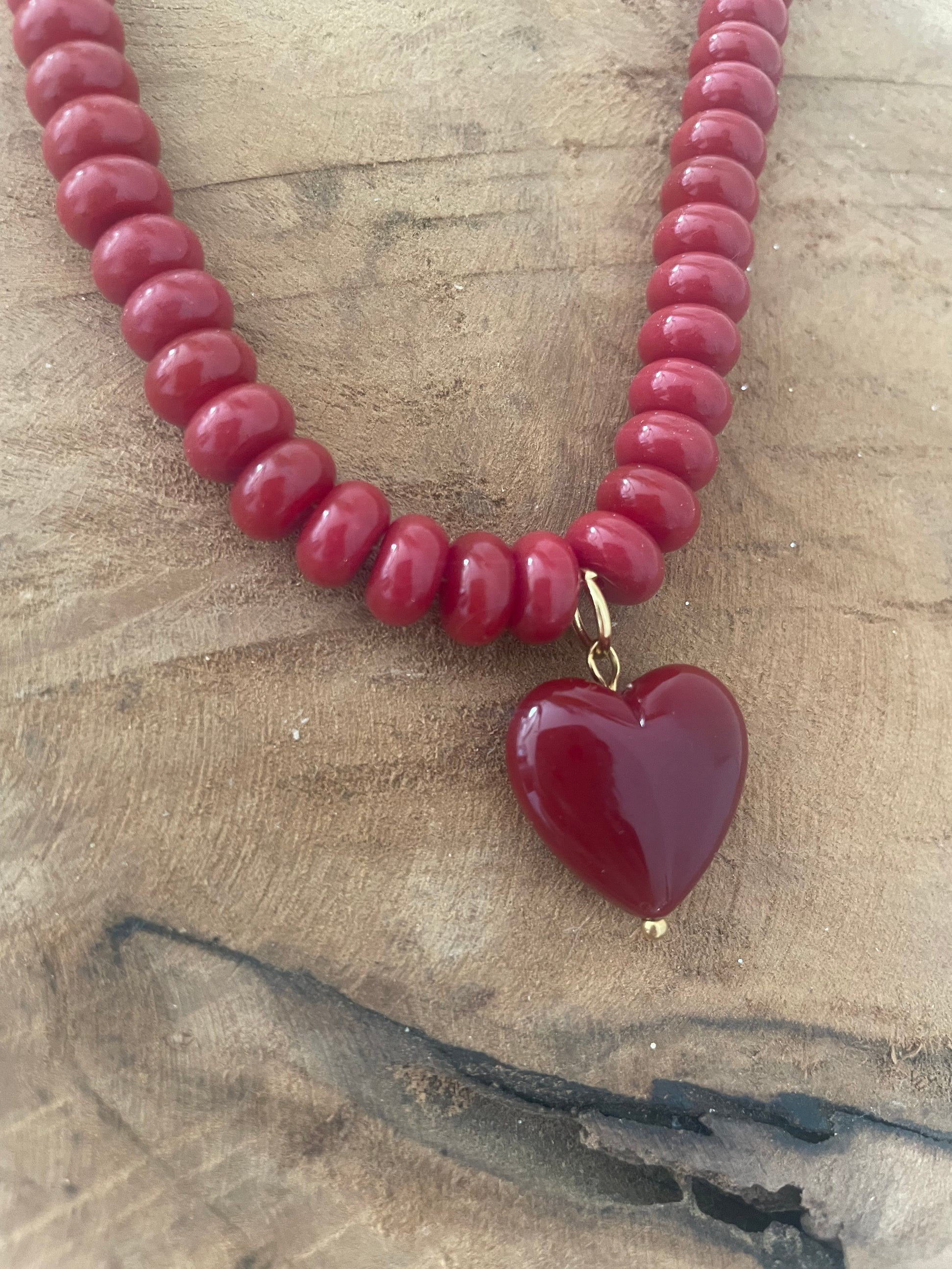  Détail pendentif coeur bordeaux perles verre collier élégant