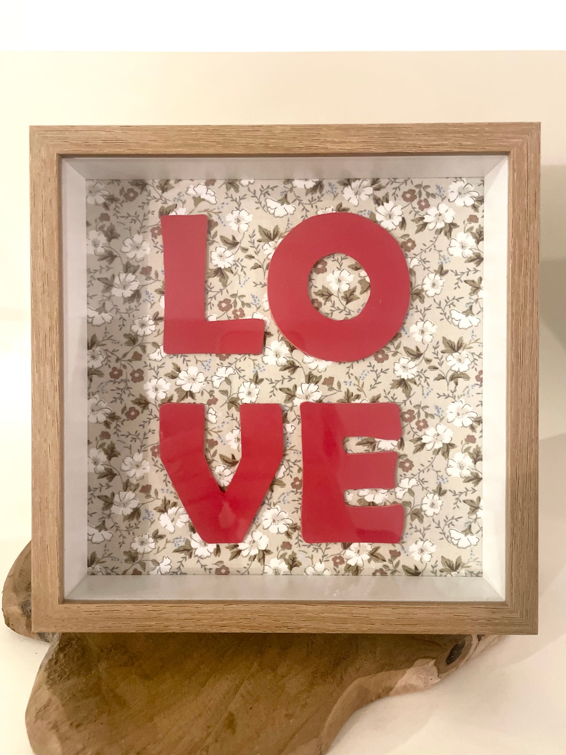 détail cadre LOVE en cuir rouge