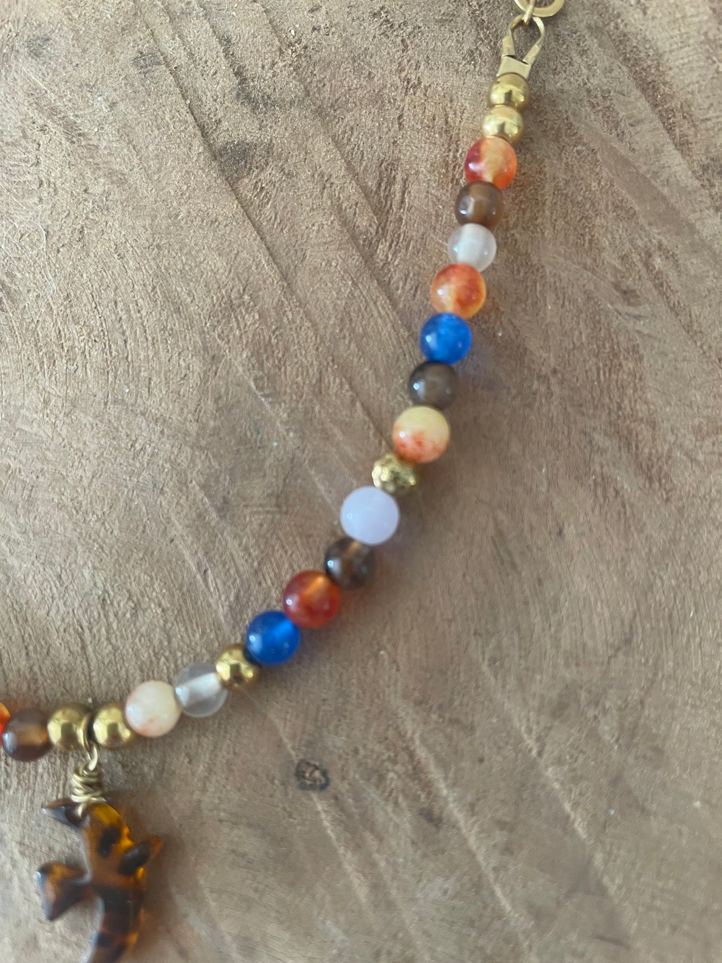 Détail zoom pierre naturelle orange marron bleu bracelet liberté artisanat pièce unique