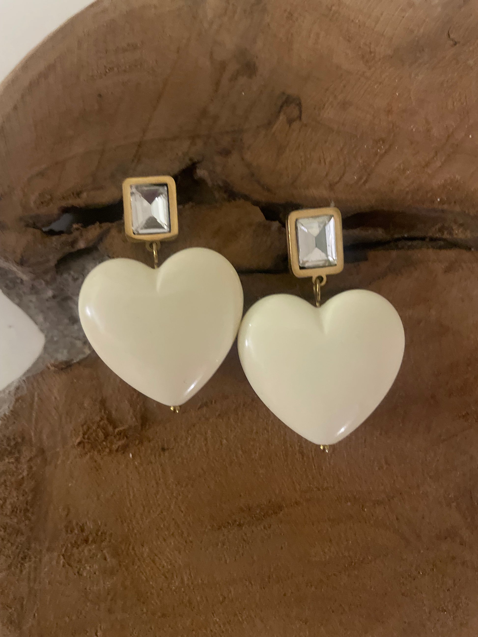 Détail boucles coeur inoire et clous strass et doré bohème chic