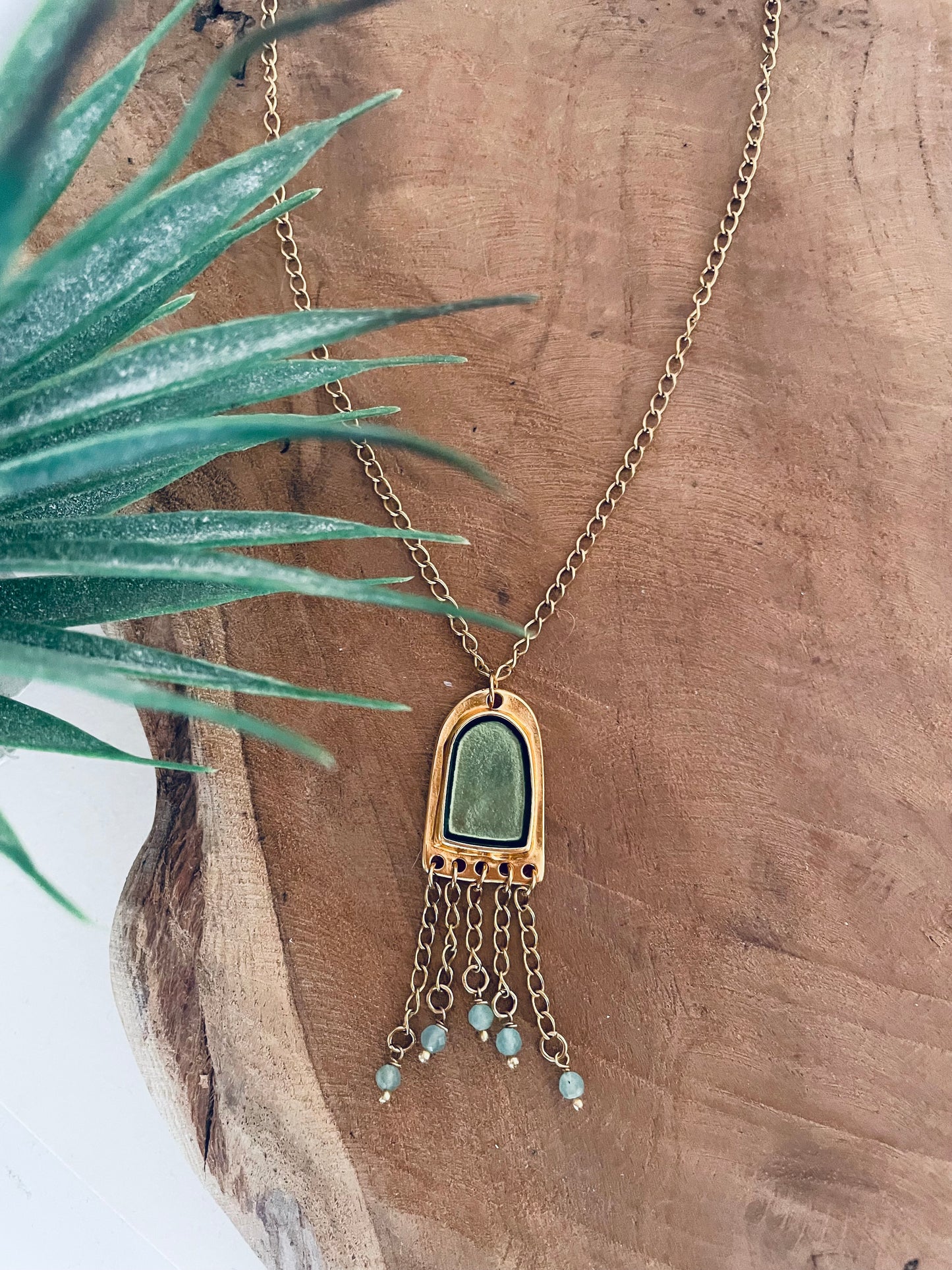 Collier doré et aventurine avec pendentif original - chaînes pendantes
