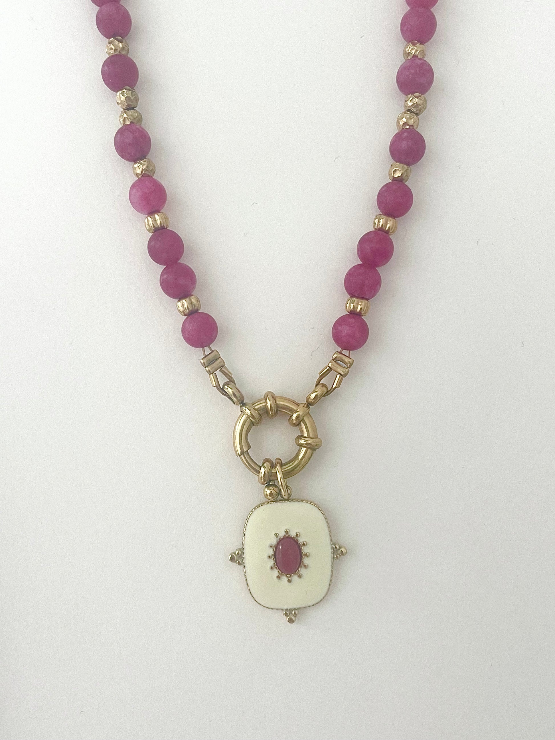 Détail pendentif doré or fin quartz rose bijou délicat
