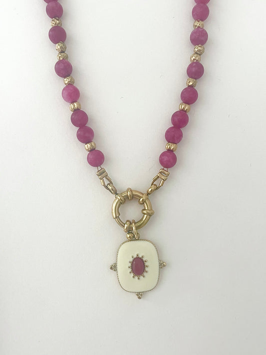 Détail pendentif doré or fin quartz rose bijou délicat