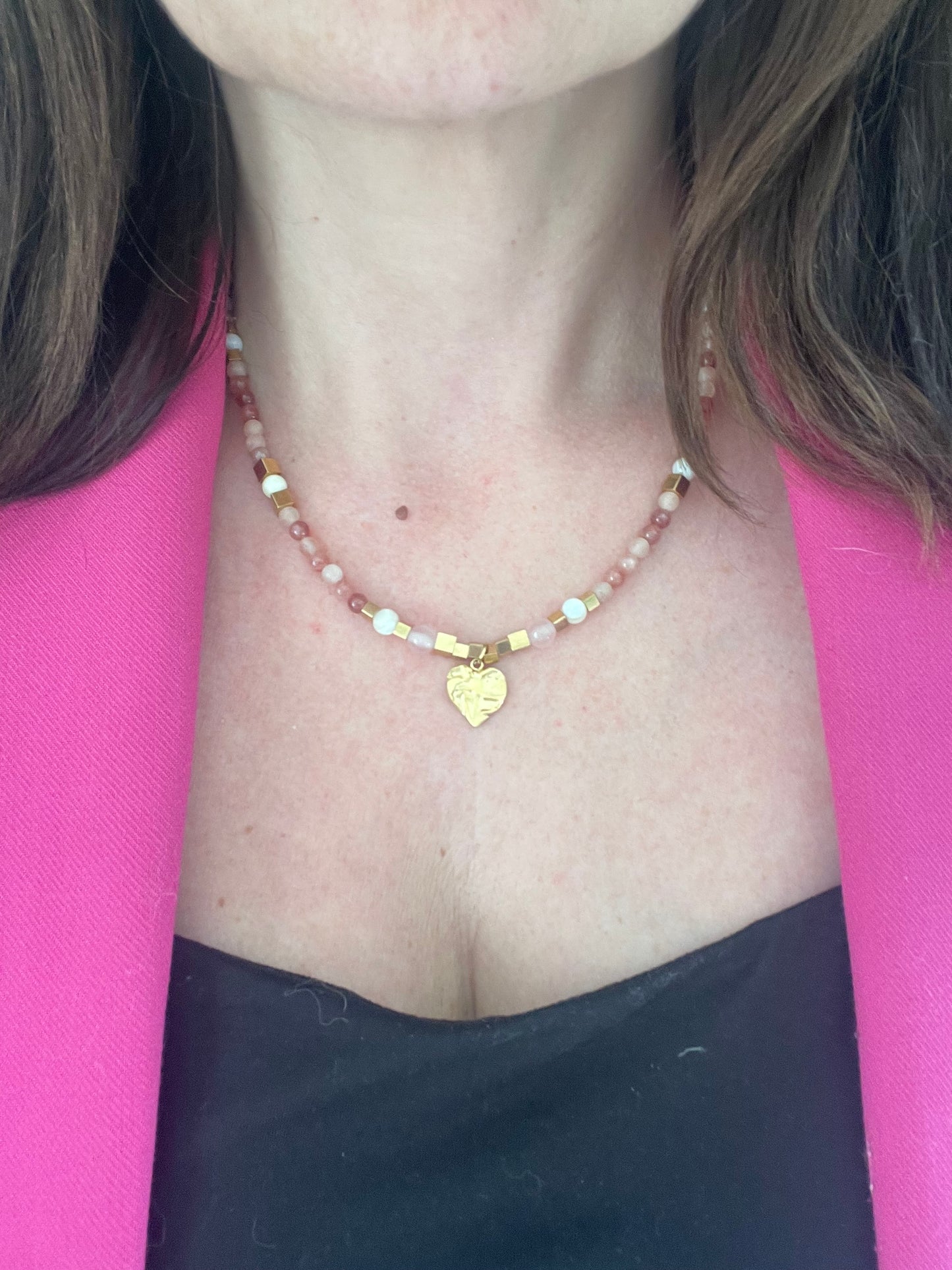 Porté collier Gisèle pierres naturelles rose quartz et breloque coeur doré fait main