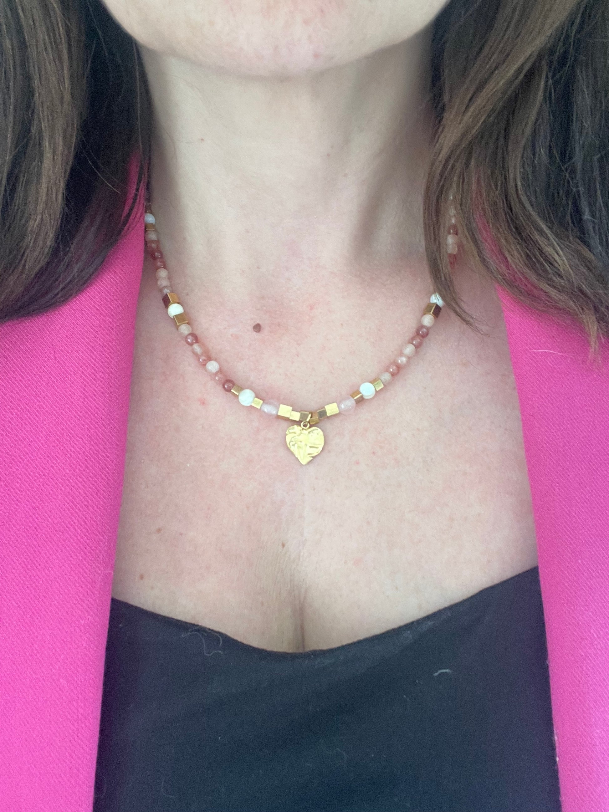 Porté collier Gisèle pierres naturelles rose quartz et breloque coeur doré fait main
