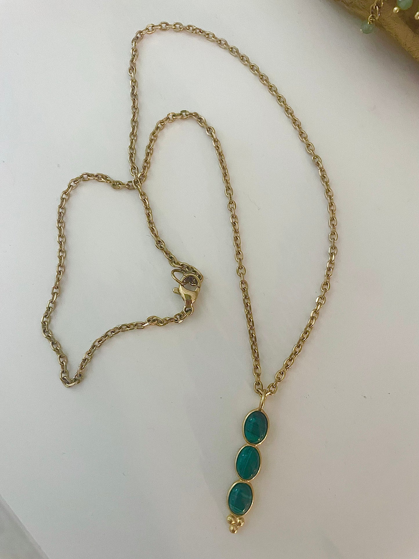 Collier doré avec pendentif serti de malachite