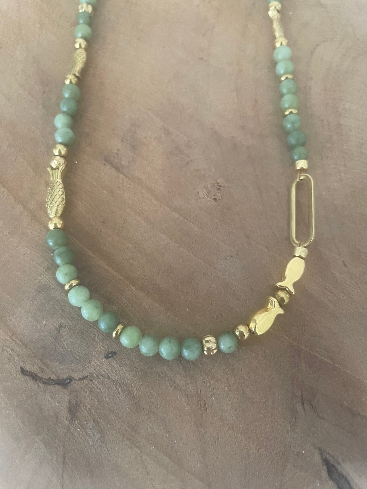 Collier court - ras de cou le poisson Jeanne en pierre naturelle jaspe vert et doré