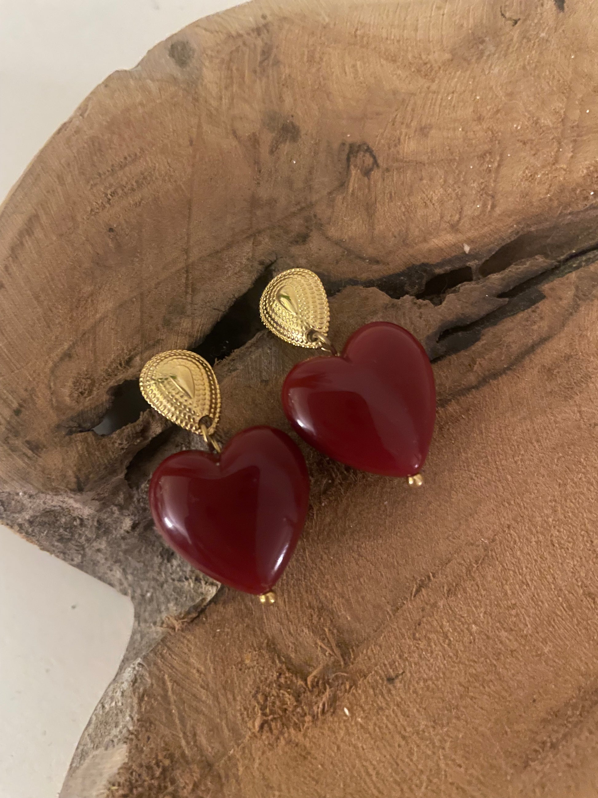 Petites boucles d’oreilles coeur bordeaux résine et acier inox doré
