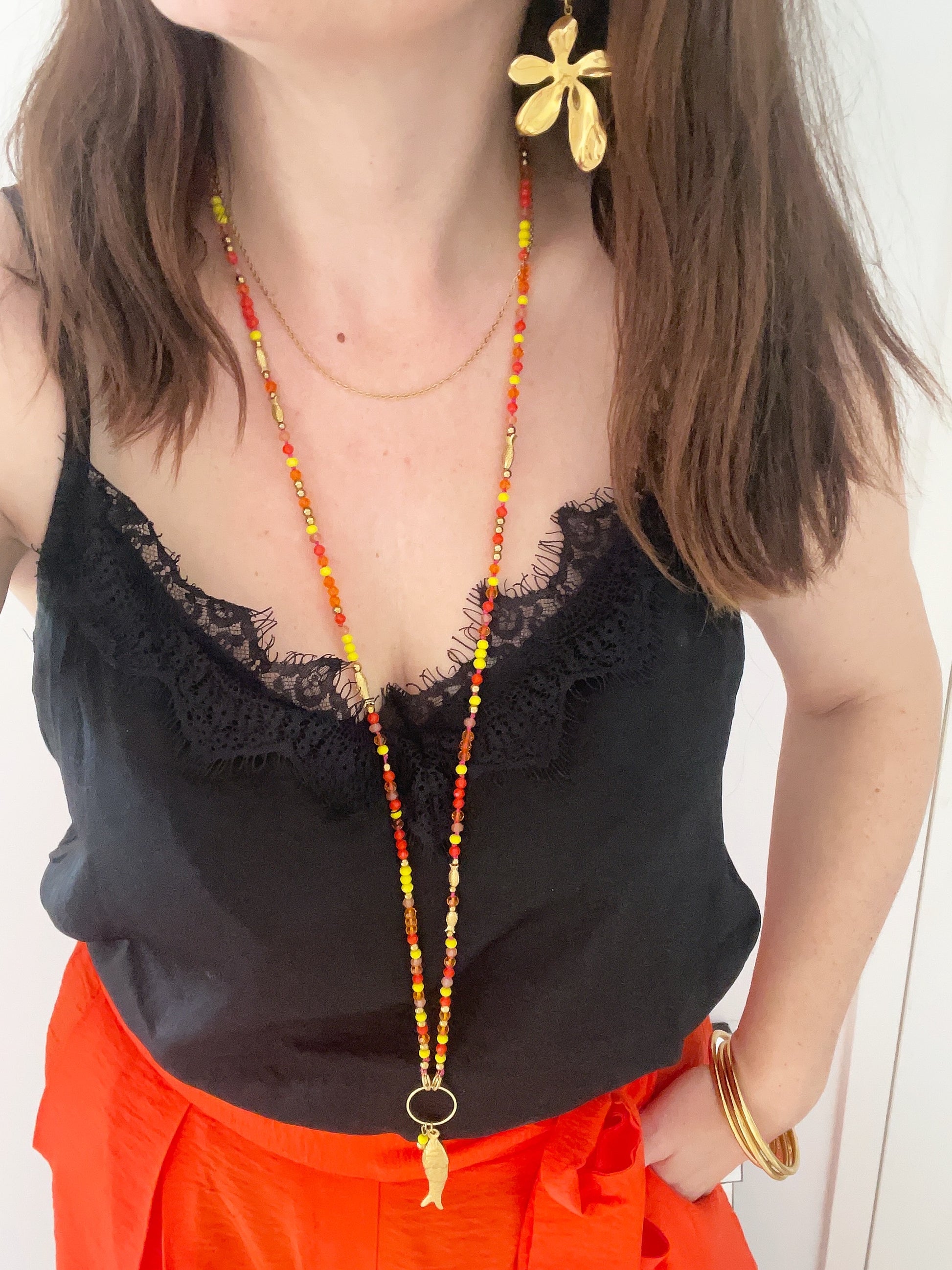 Porté sur débardeur long collier sautoir Jacqueline tons rouges oranges jaunes et pendentif poisson doré acier inox