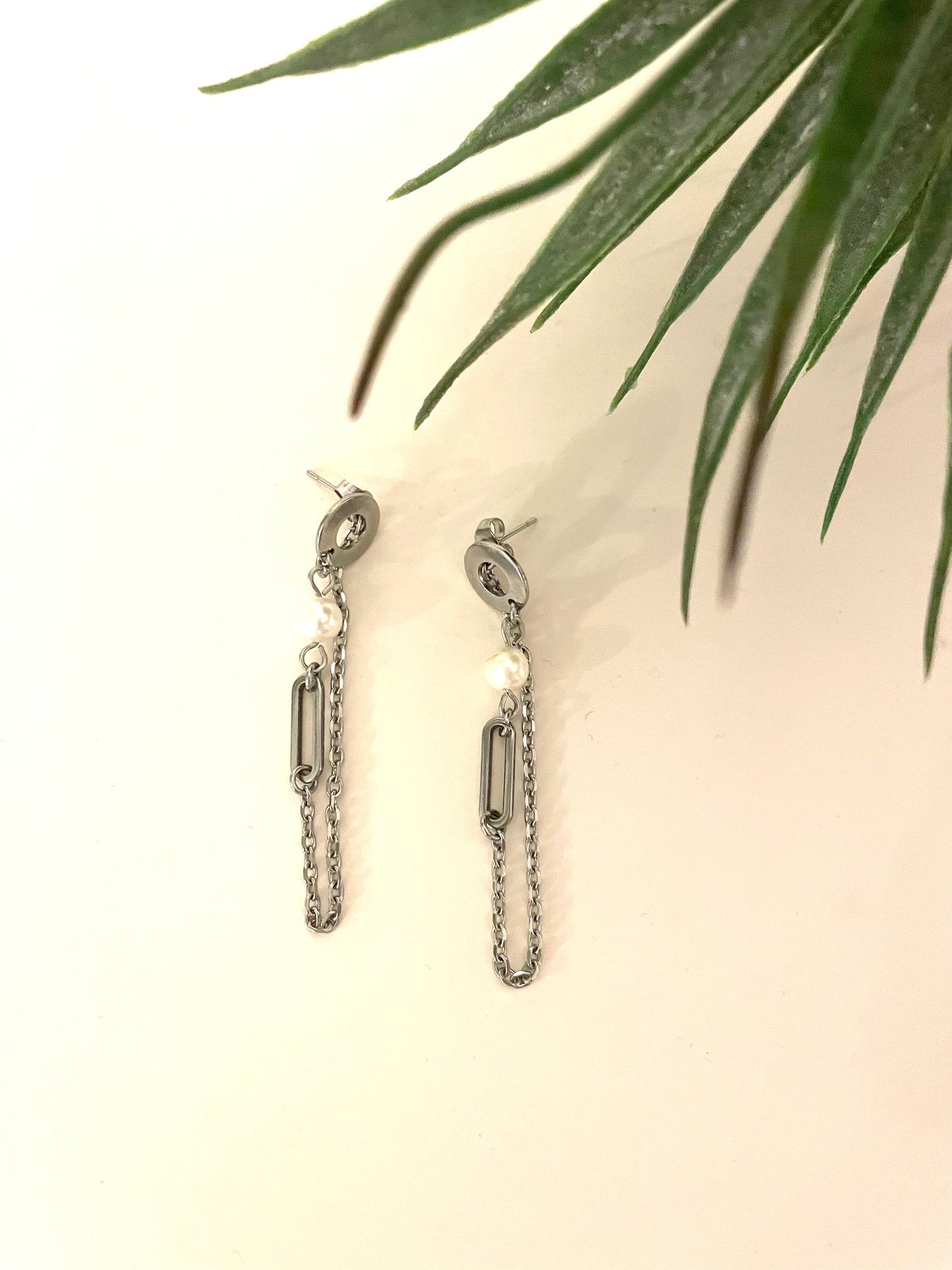 Boucles jour nuit argent et perle naturelle version courte fond blanc