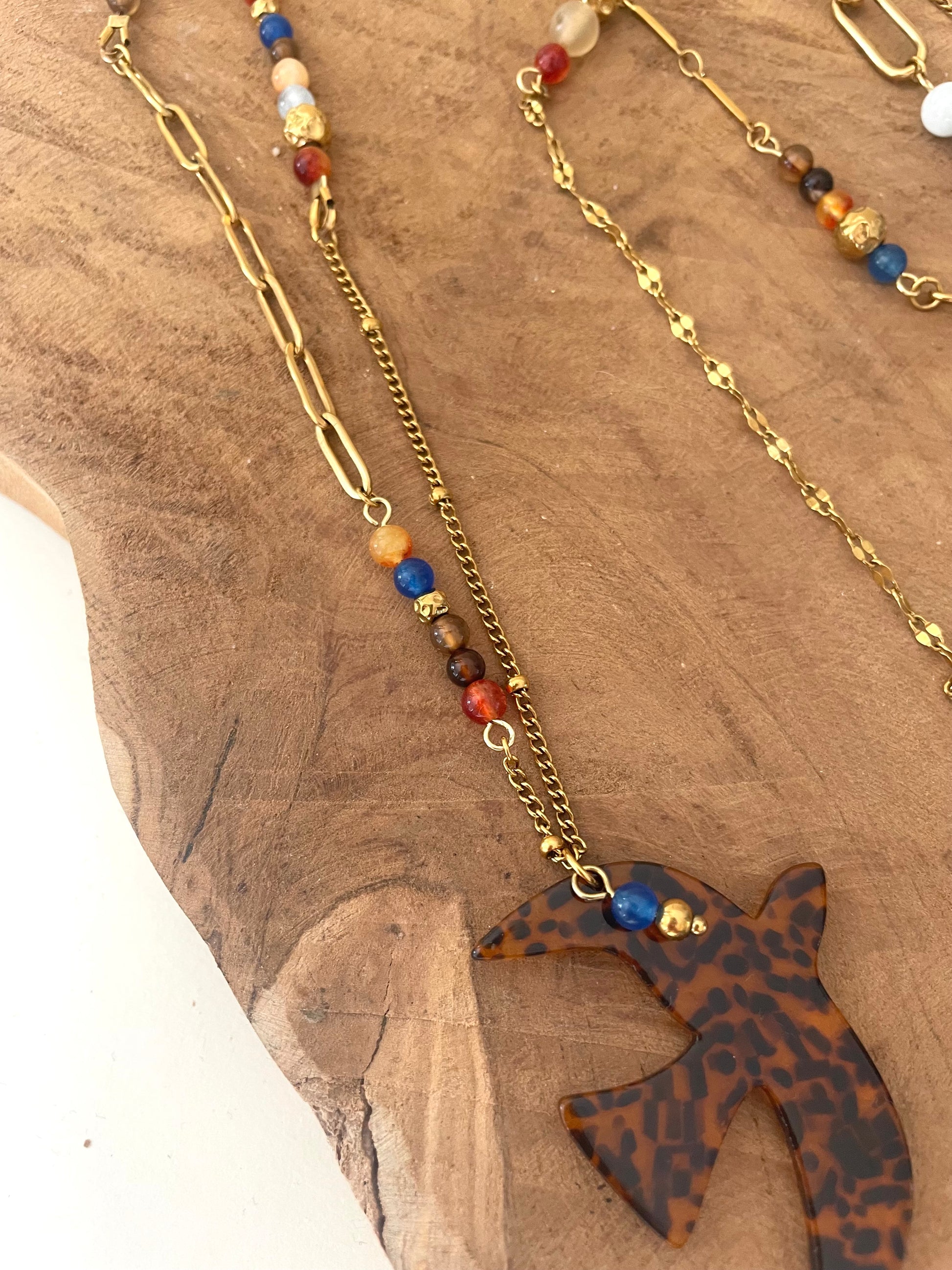 Gros plan pendentif léopard collier liberté pierres naturelles fait main france