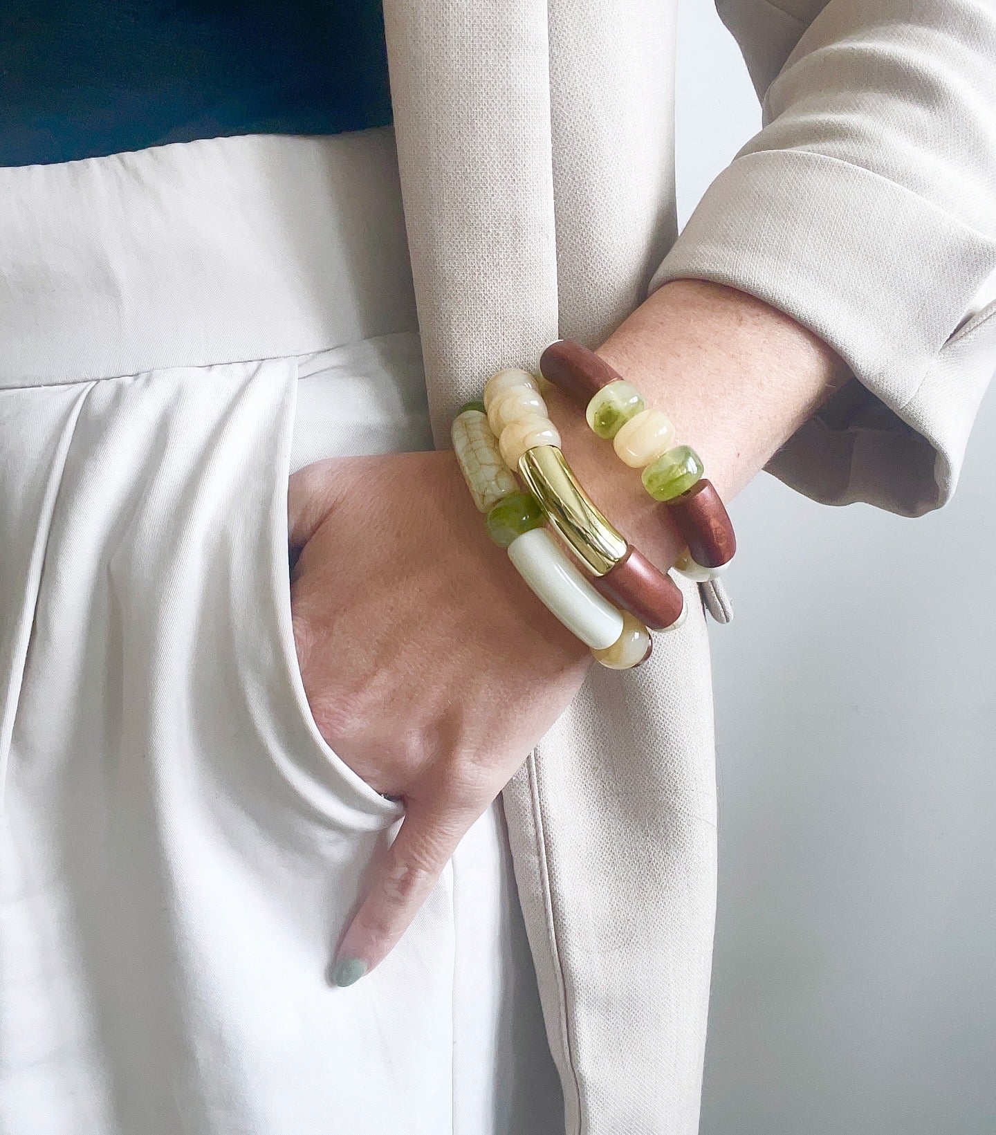 porté bracelets LILIANE tons vert et bois grosses perles