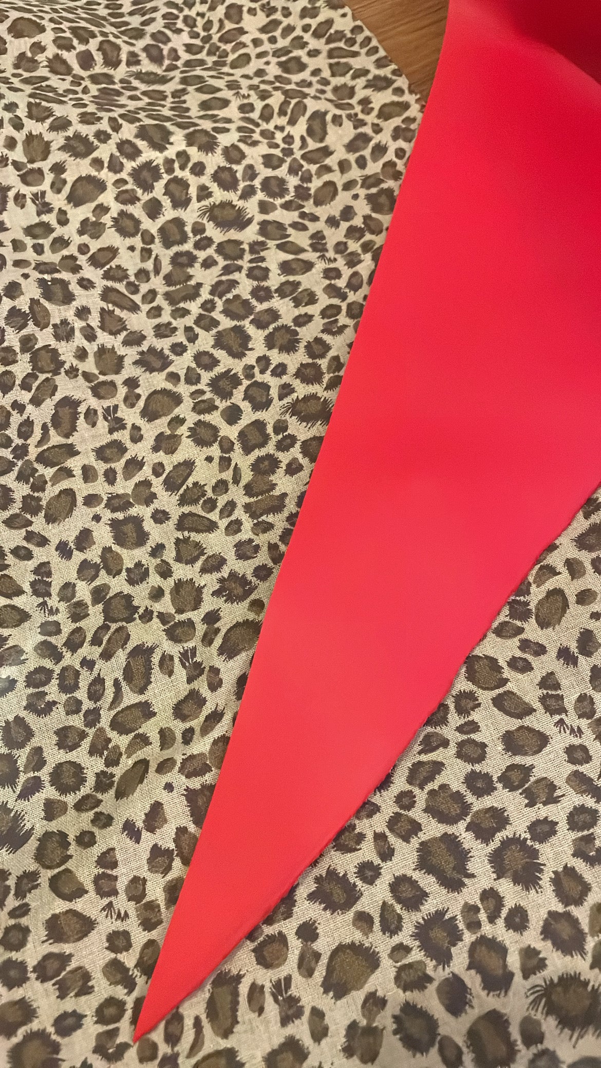 Détail tissu léopard et cuir de vache rouge du cadre ouh la la 100% fait main 
