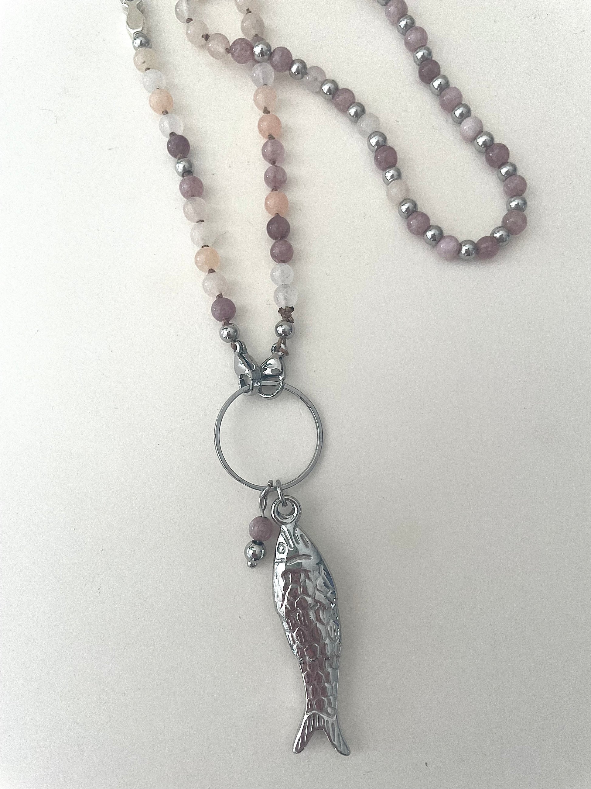 Zoom détails perles naturelles et grand pendentif poisson acier inoxydable argenté artisanat