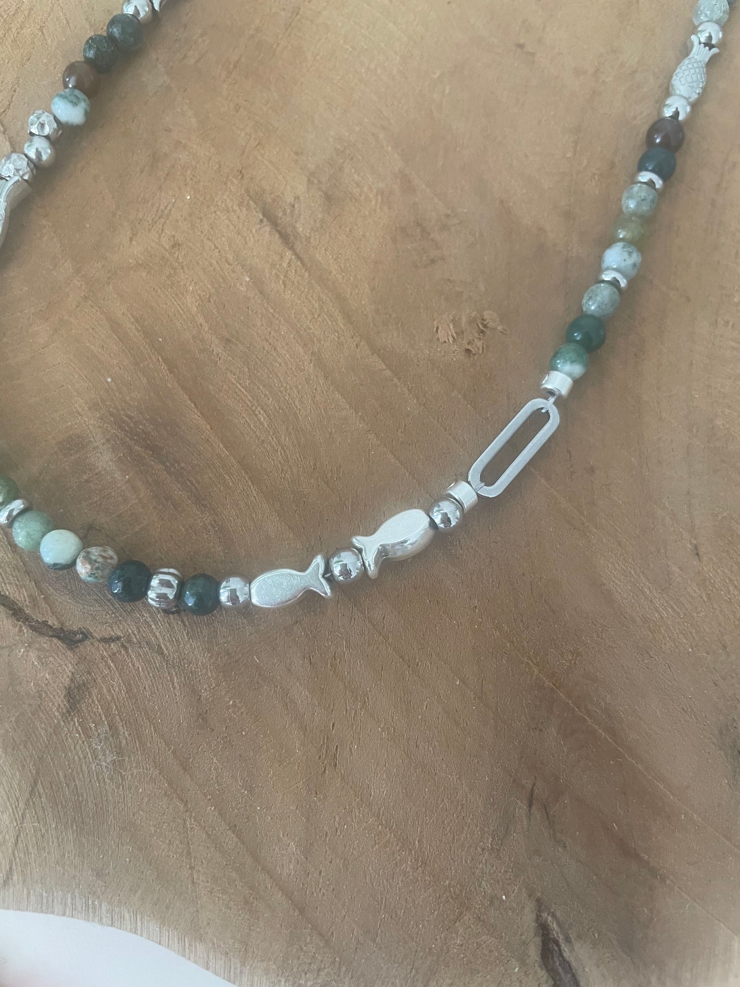 Collier court - ras de cou le poisson Jeanne en pierre naturelle agate et argenté